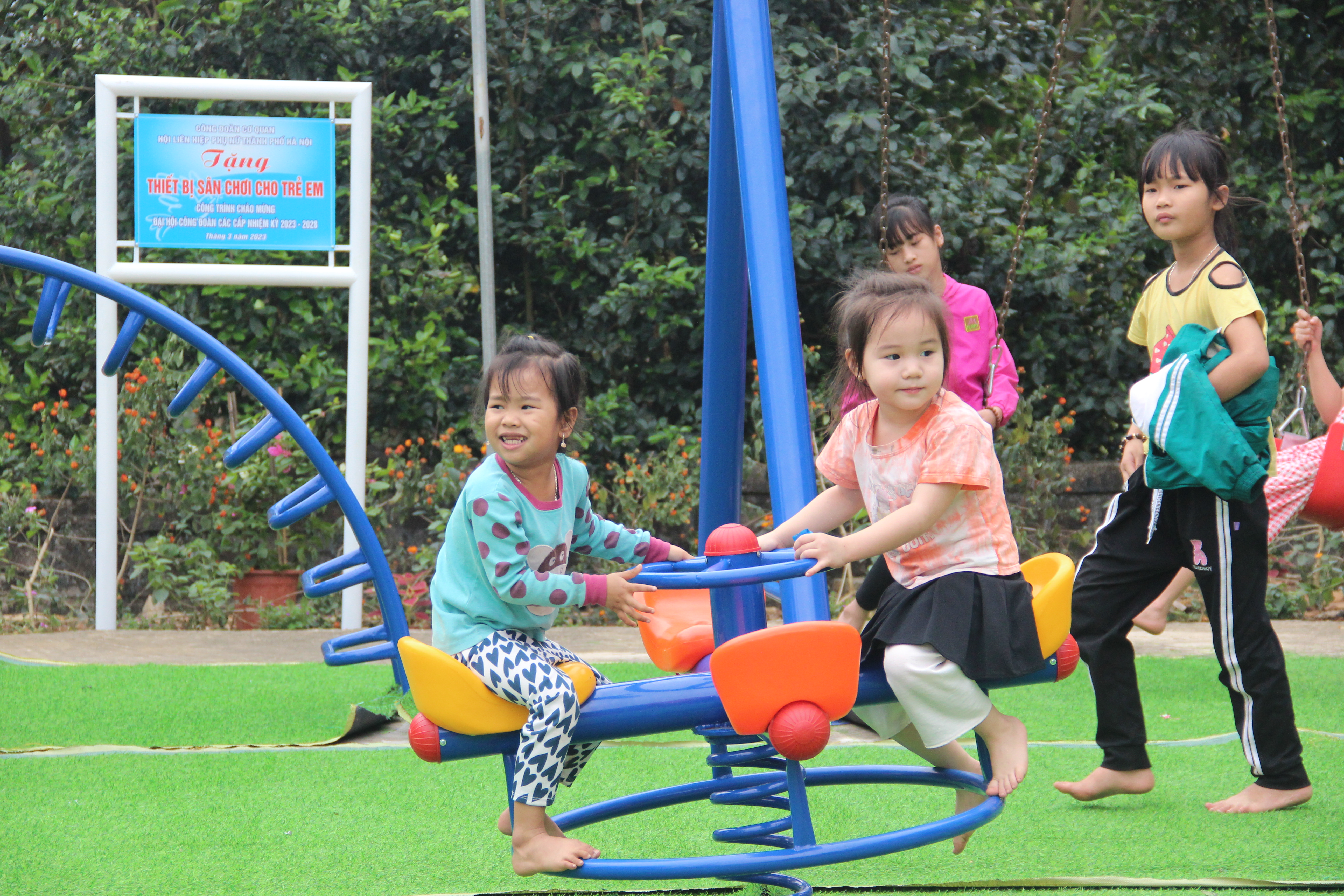 Công đoàn cơ quan Hội LHPN Hà Nội: Trao tặng công trình thiết bị sân chơi cho trẻ em miền núi huyện Ba Vì - ảnh 11