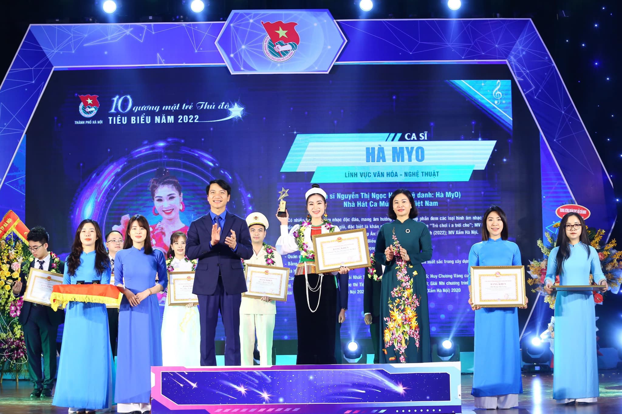 Tuyên dương 10 gương mặt trẻ, 92 cán bộ đoàn tiêu bểu của Thủ đô năm 2022 - ảnh 4