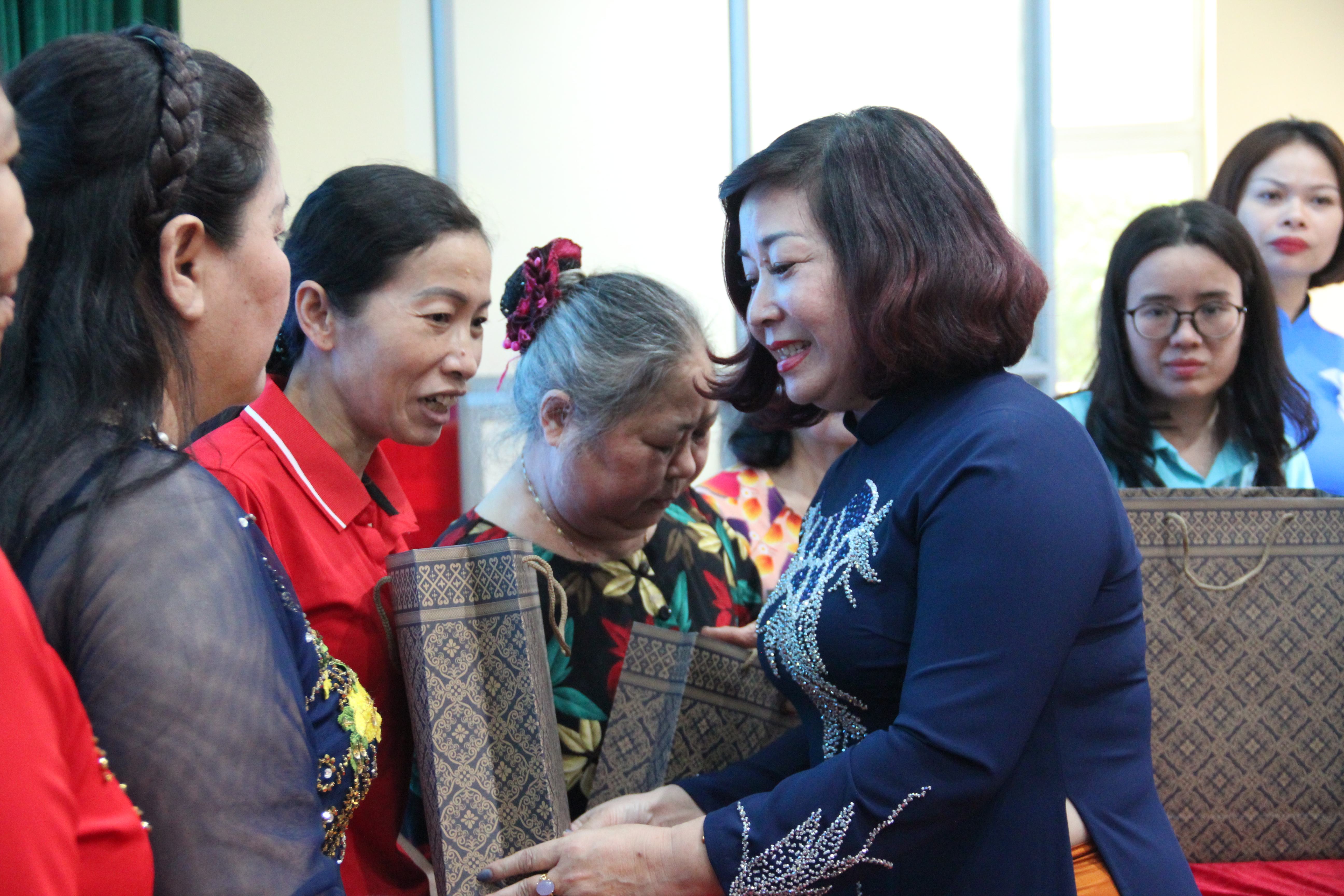Hội LHPN quận Cầu Giấy: Ra mắt Chi hội Phụ nữ “Búp sen xanh” cho phụ nữ yếu thế - ảnh 4