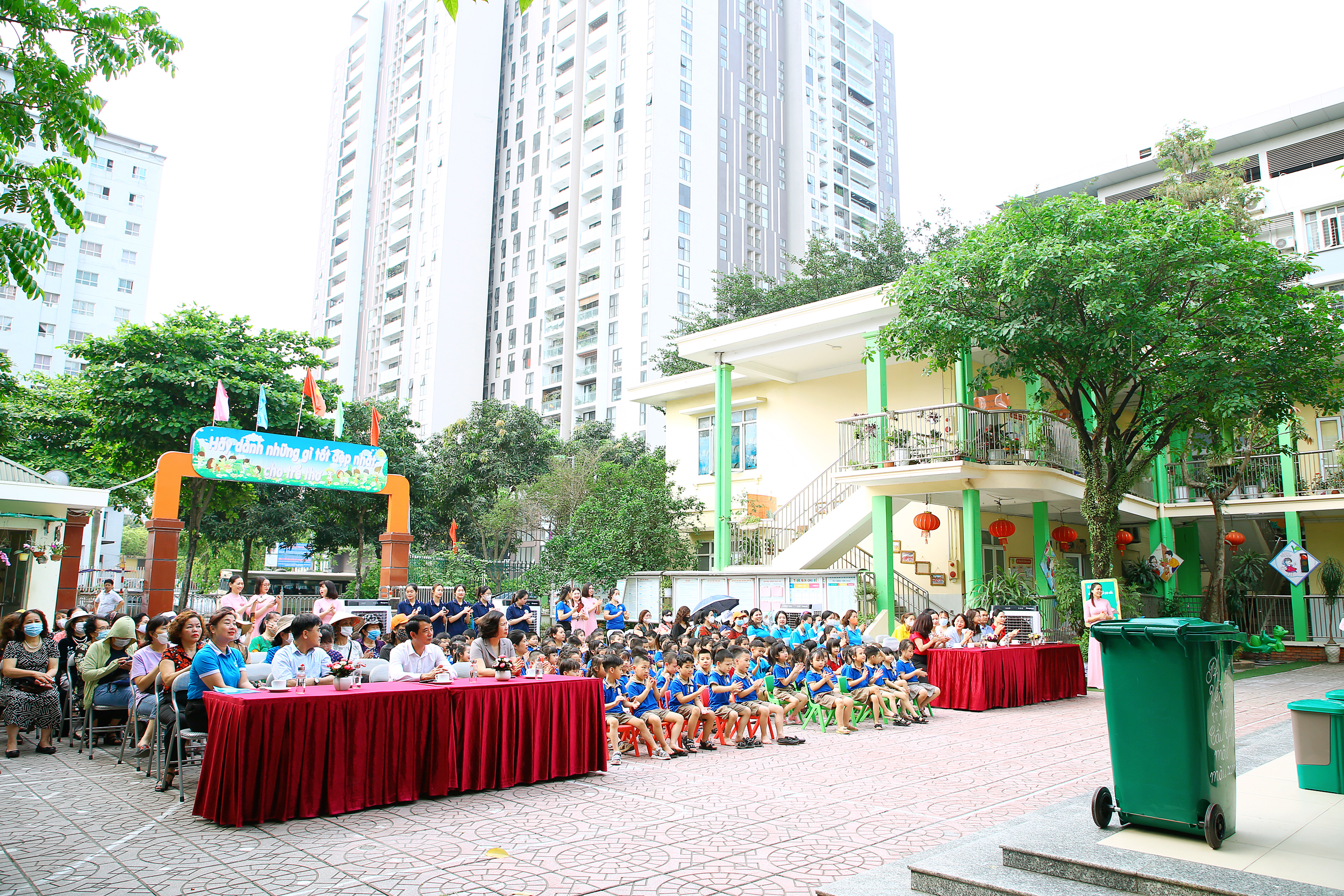 Hội LHPN quận Cầu Giấy: Ra mắt mô hình “Thùng rác xanh: Tình thương và trách nhiệm“ - ảnh 1
