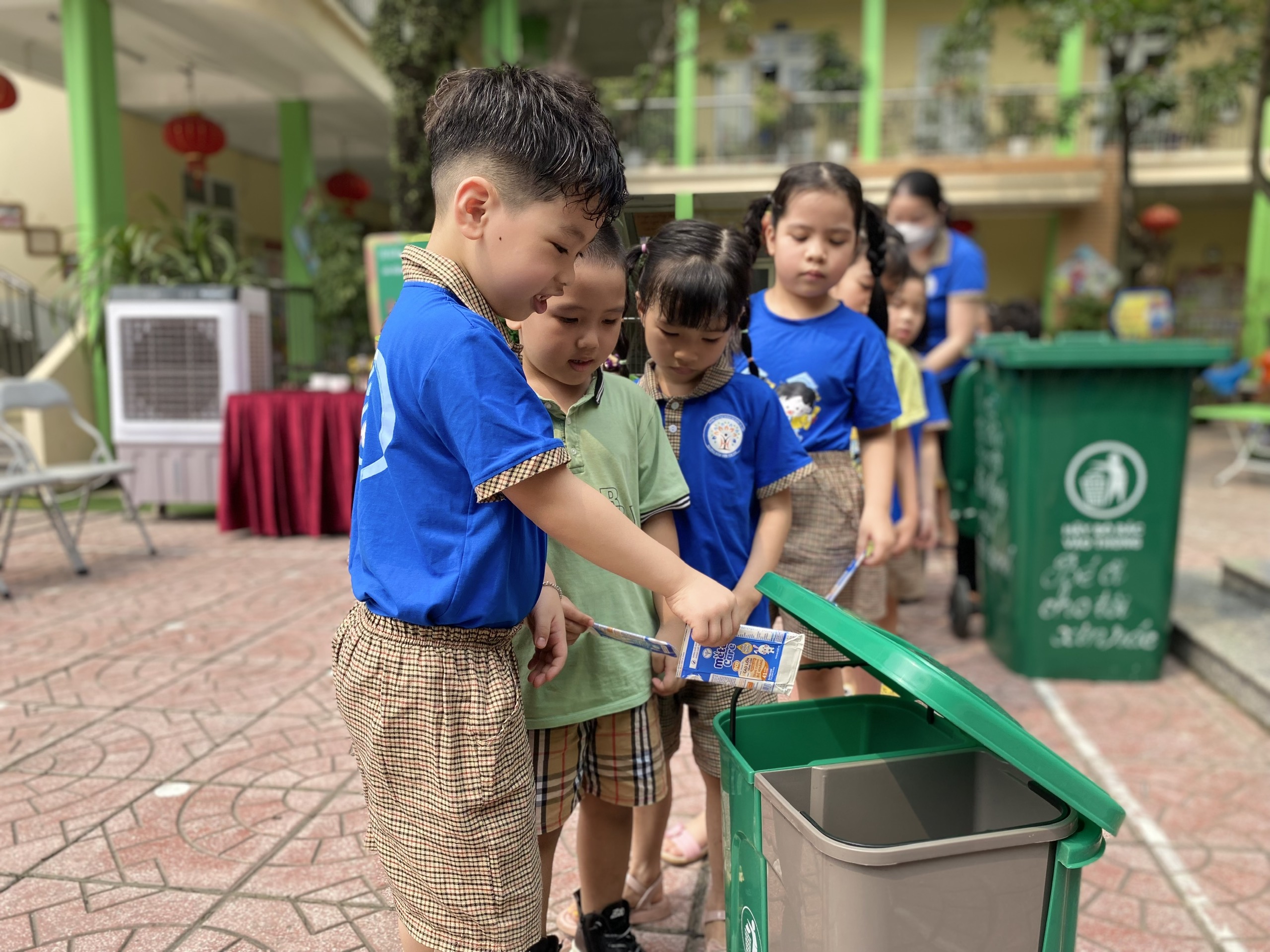Hội LHPN quận Cầu Giấy: Ra mắt mô hình “Thùng rác xanh: Tình thương và trách nhiệm“ - ảnh 3