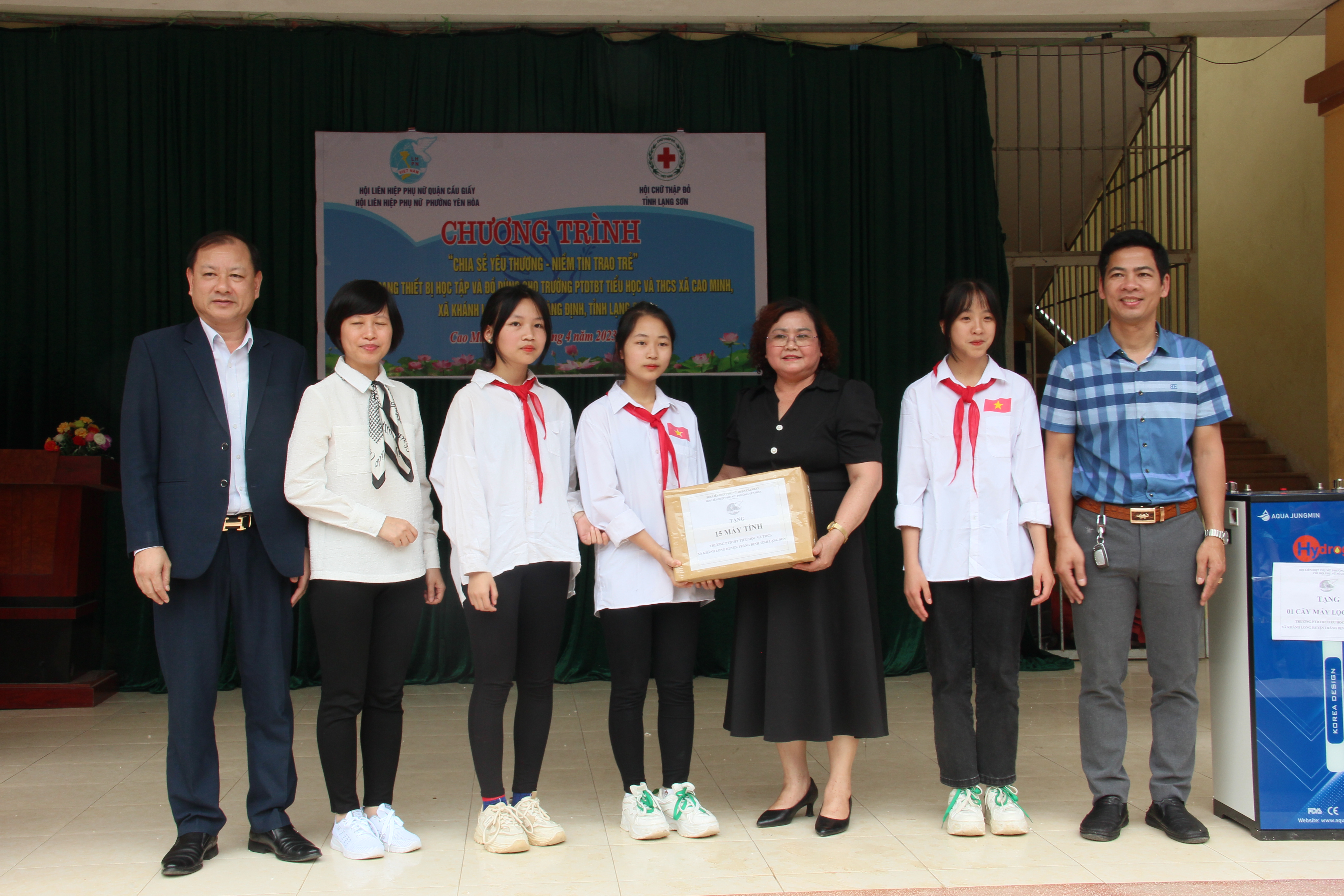 Những phần quà ý nghĩa phụ nữ Cầu Giấy gửi tặng trẻ em vùng cao tỉnh Lạng Sơn - ảnh 9