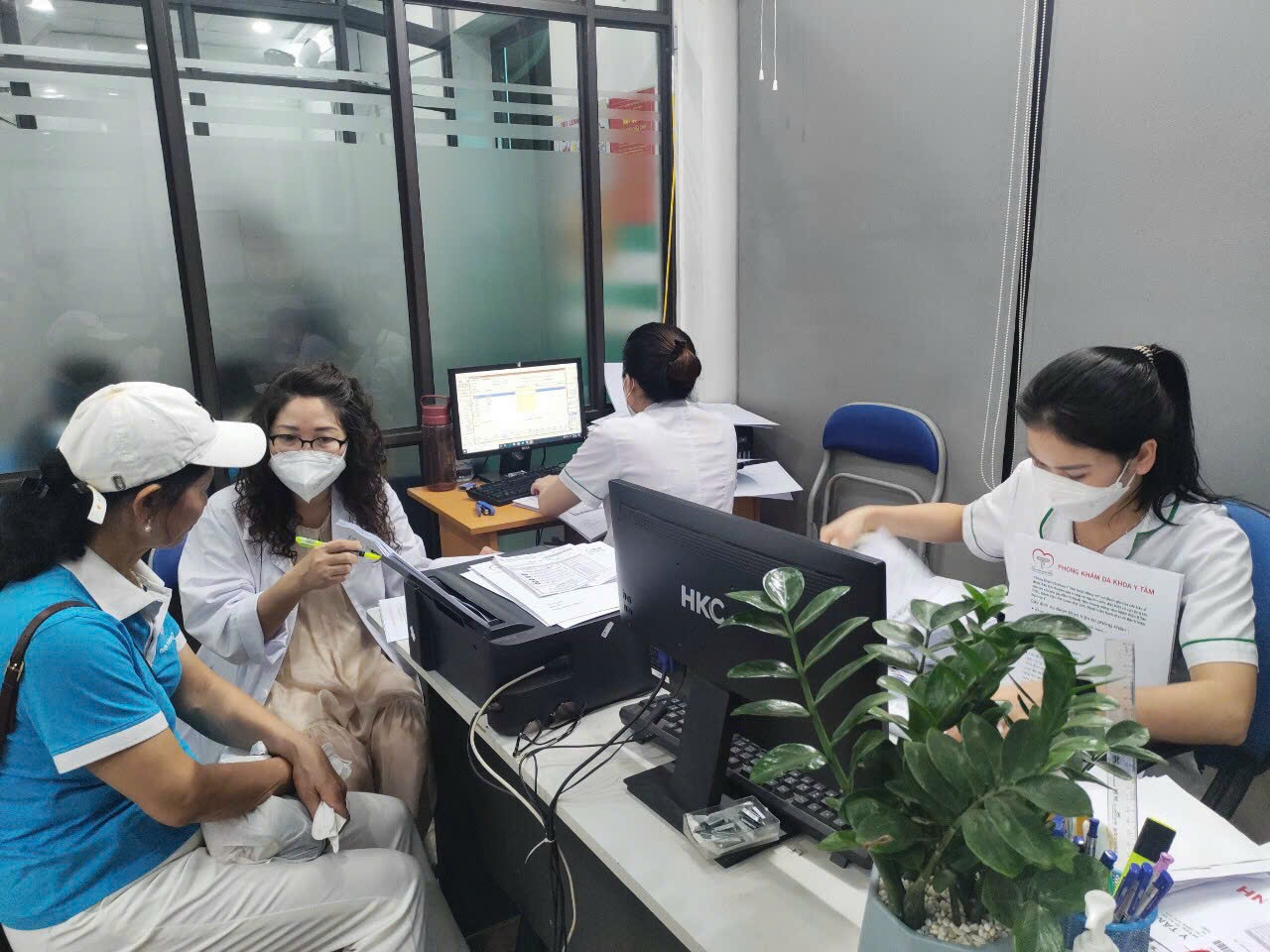 Gần 1.000 phụ nữ quận Hoàng Mai được khám sức khỏe miễn phí - ảnh 2