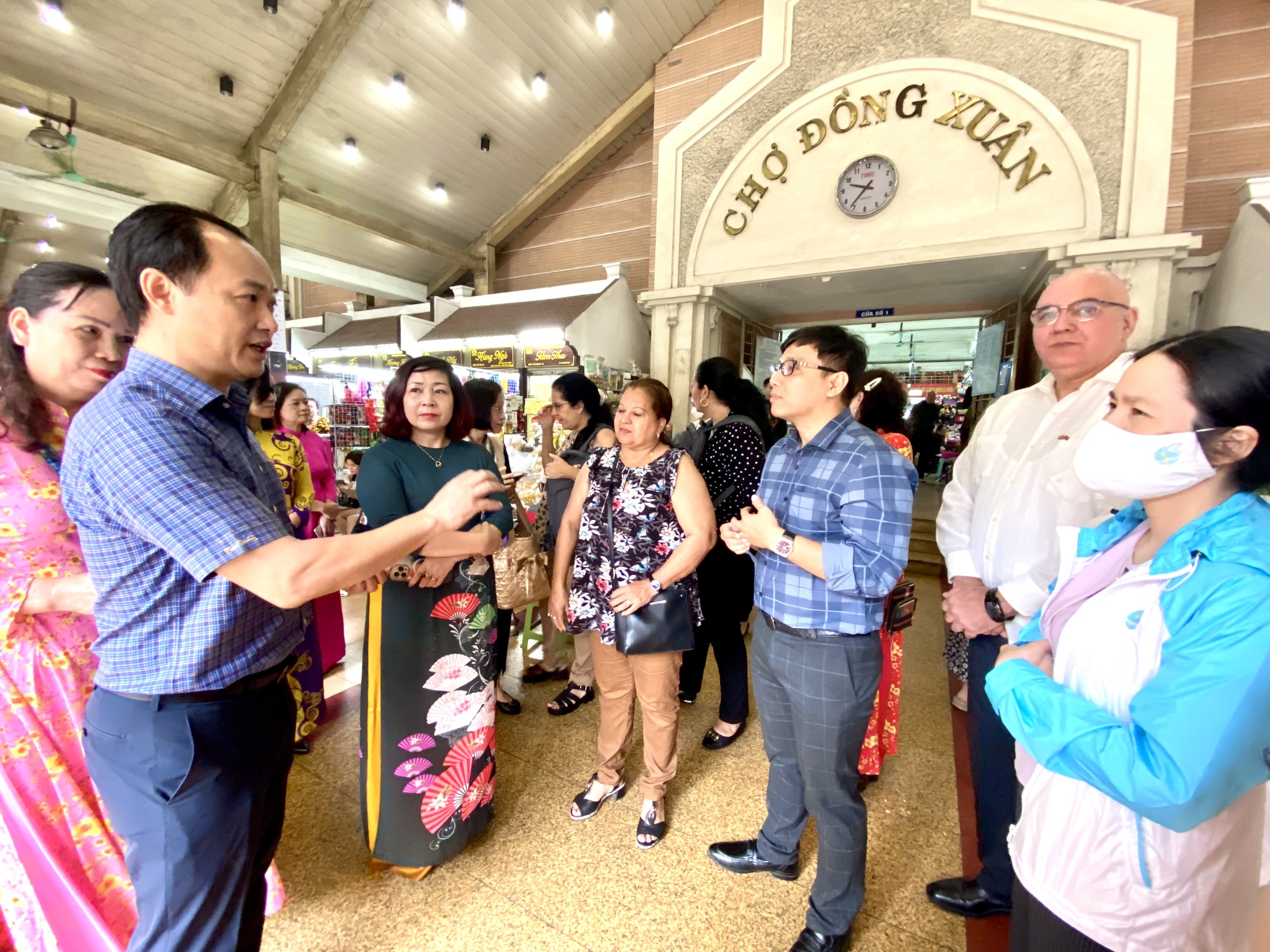 Hội LHPN Hà Nội đón tiếp, trao đổi kinh nghiệm cùng đoàn đại biểu Phụ nữ Cuba - ảnh 3