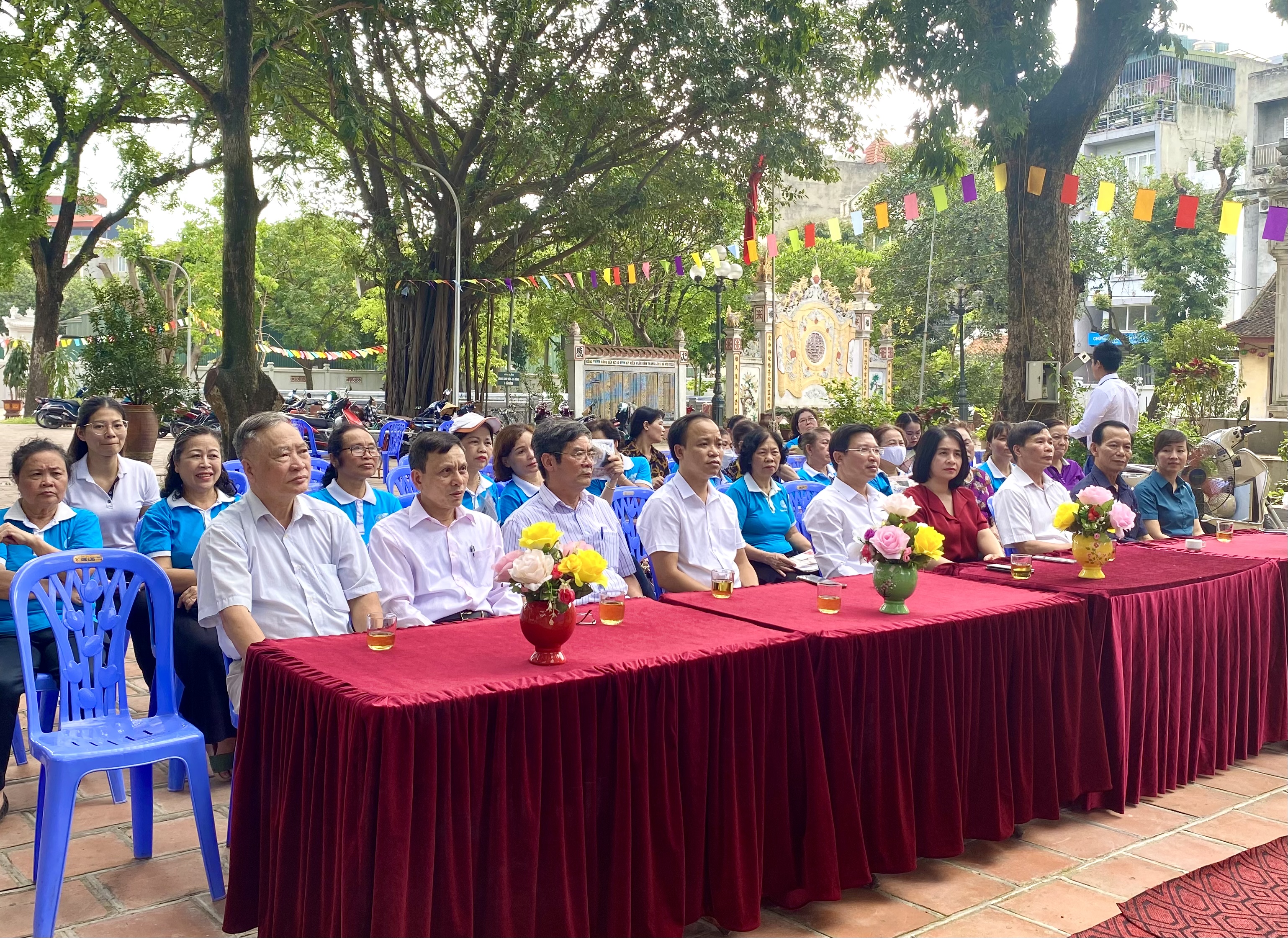 Khánh thành, bàn giao công trình “Ghế đá, vườn hoa”... chào mừng sinh nhật Bác - ảnh 1