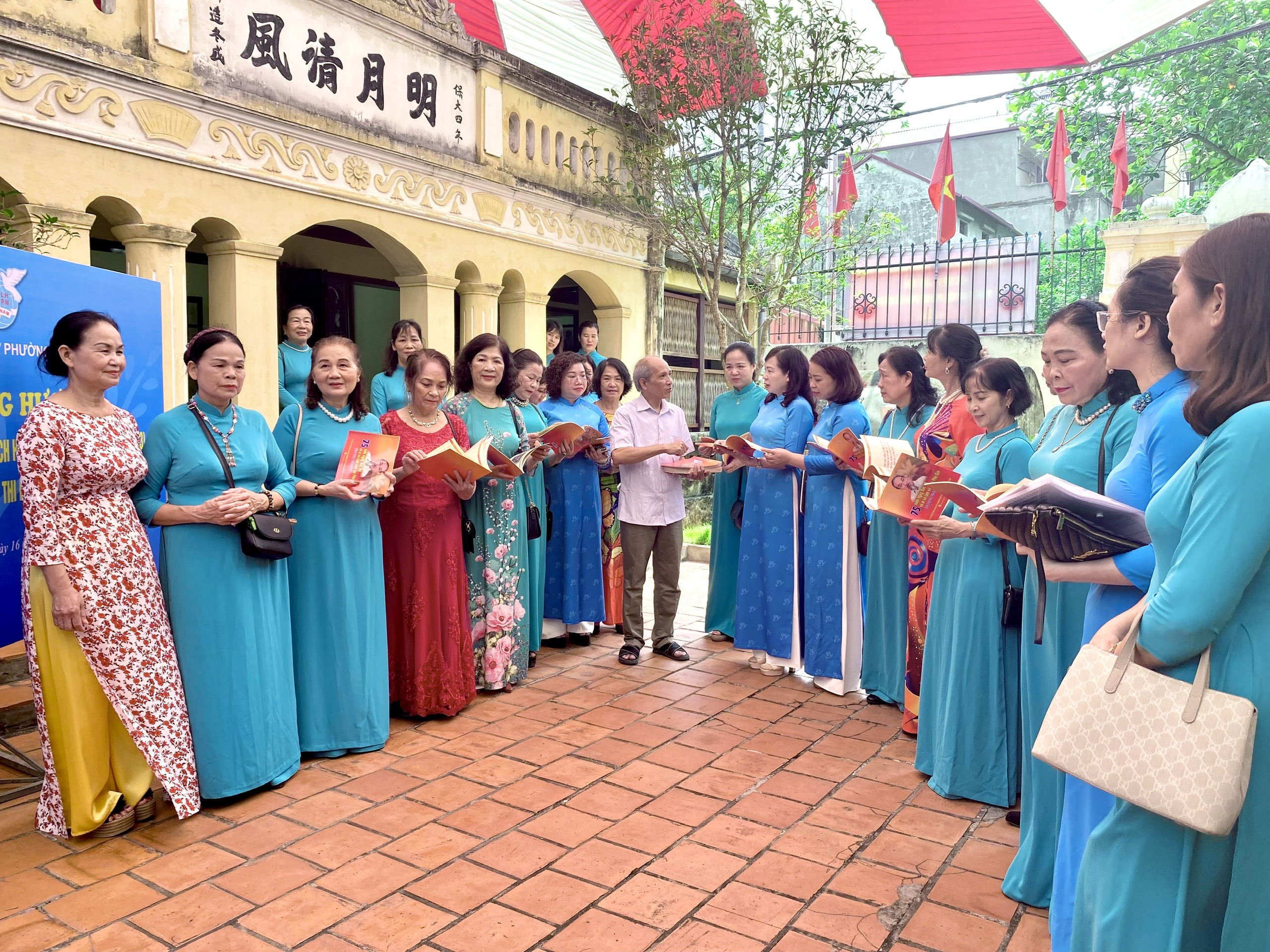 Hội LHPN quận Tây Hồ: Giáo dục truyền thống cho đội ngũ cán bộ Hội - ảnh 4