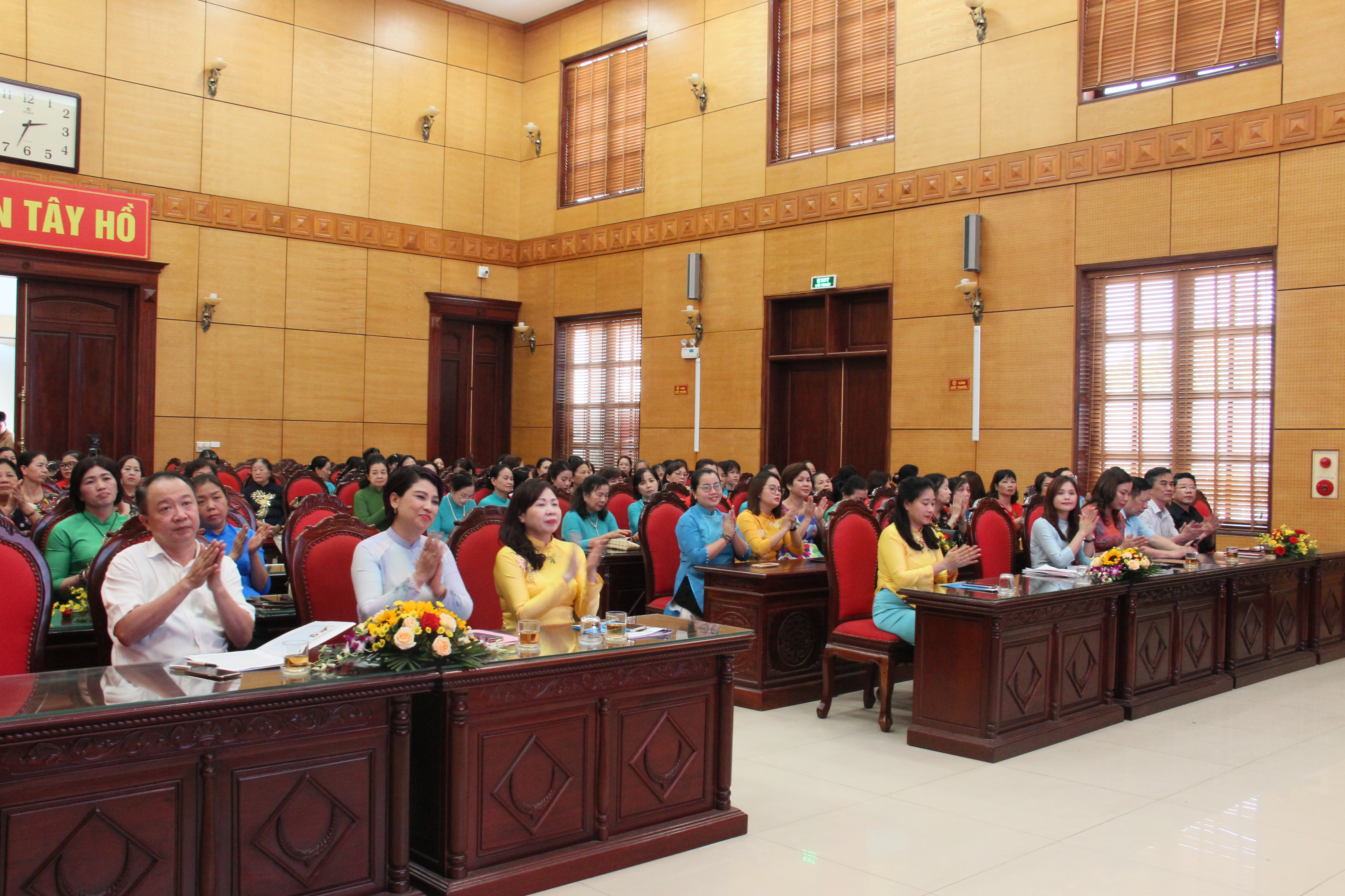 Biểu dương gương phụ nữ Tây Hồ thi đua làm theo lời Bác - ảnh 1