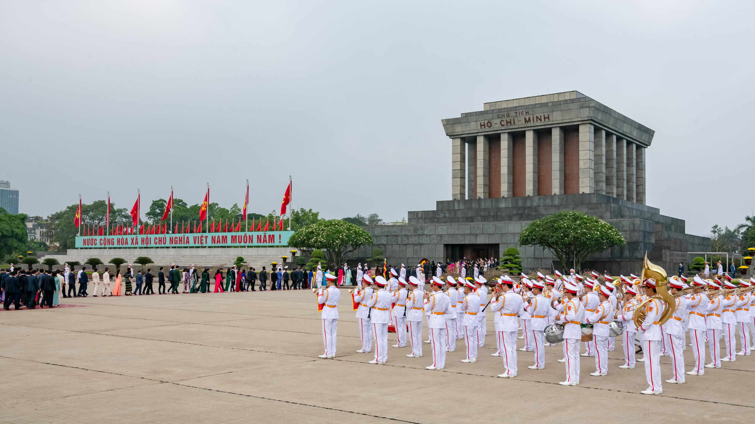 Lãnh đạo Đảng, Nhà nước, các đại biểu Quốc hội viếng lăng Chủ tịch Hồ Chí Minh trước khai mạc kỳ họp - ảnh 3