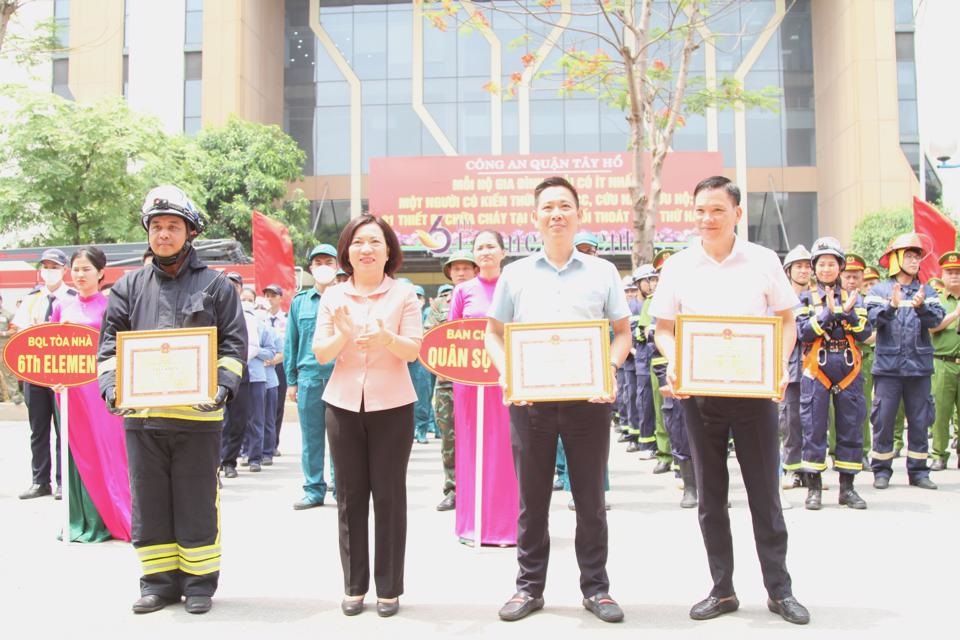 Quận Tây Hồ: Diễn tập, tăng cường phòng cháy chữa cháy tại tòa nhà cao tầng - ảnh 2