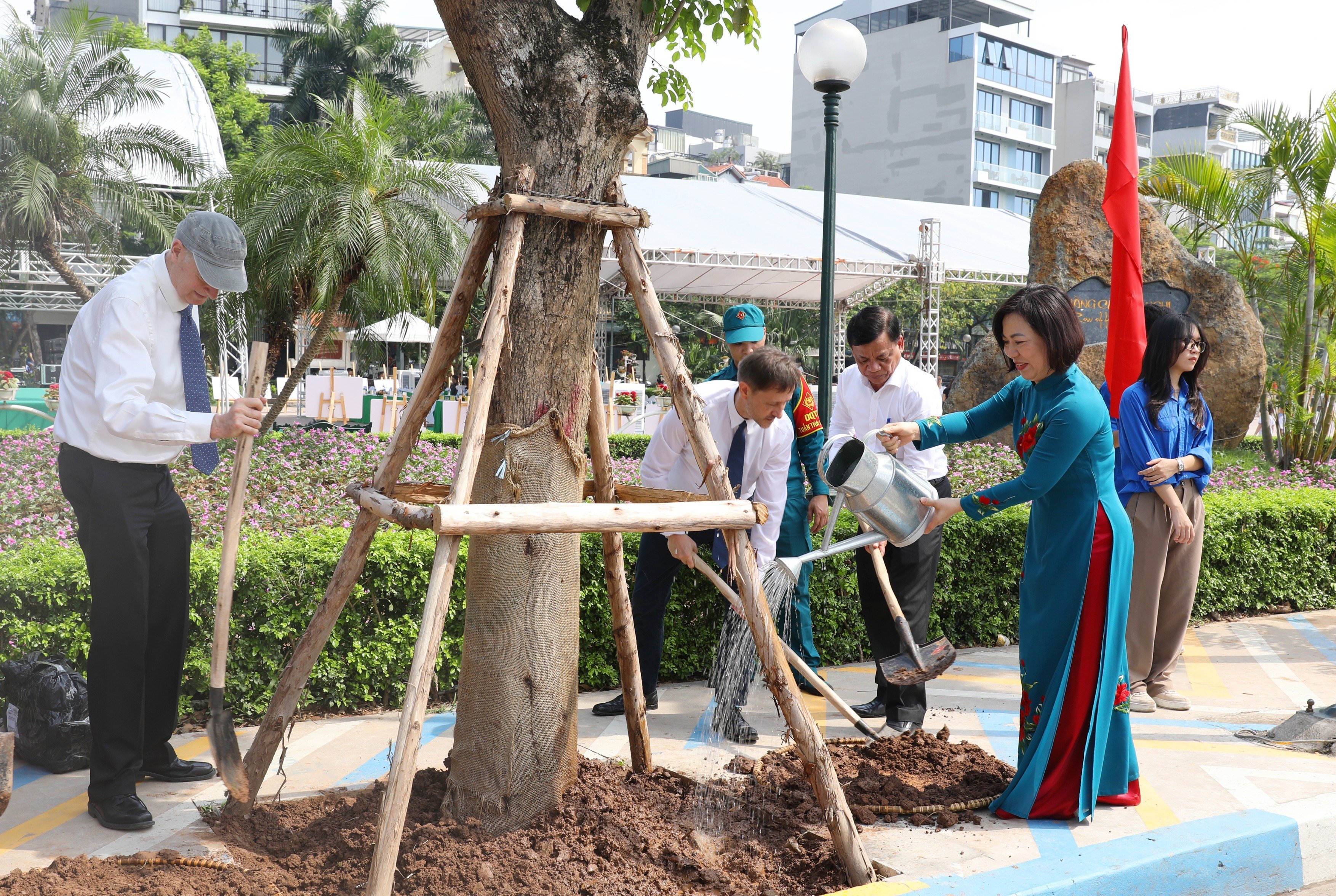 Những hàng cây mang thông điệp về hòa bình, hữu nghị - ảnh 3