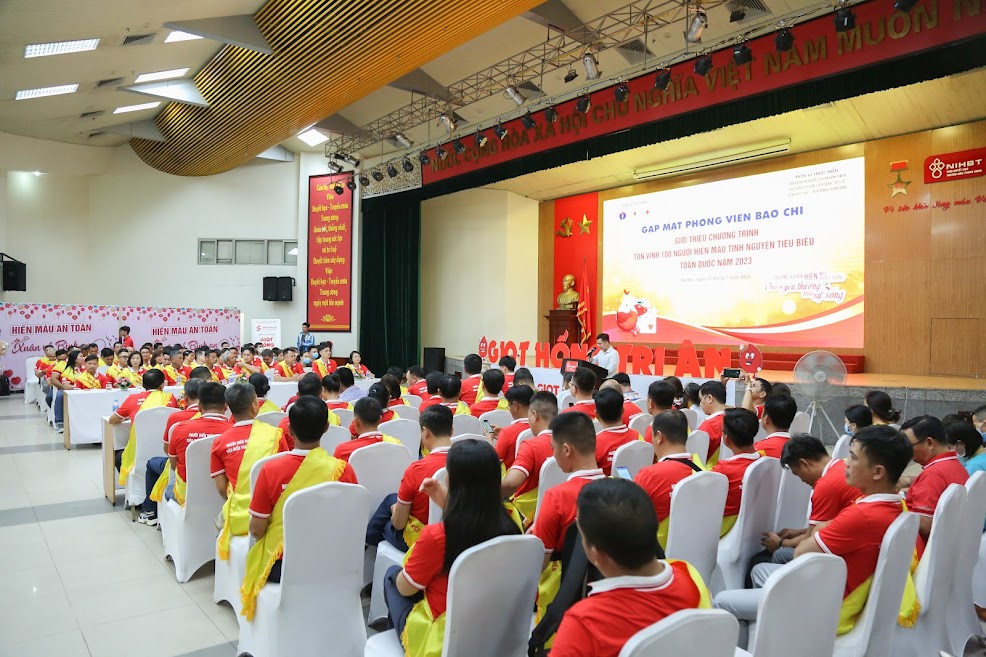 Tôn vinh 100 người hiến máu tiêu biểu toàn quốc năm 2023 - ảnh 1