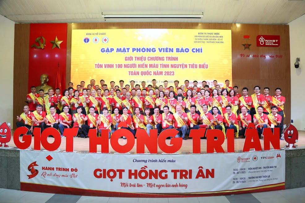 Tôn vinh 100 người hiến máu tiêu biểu toàn quốc năm 2023 - ảnh 3
