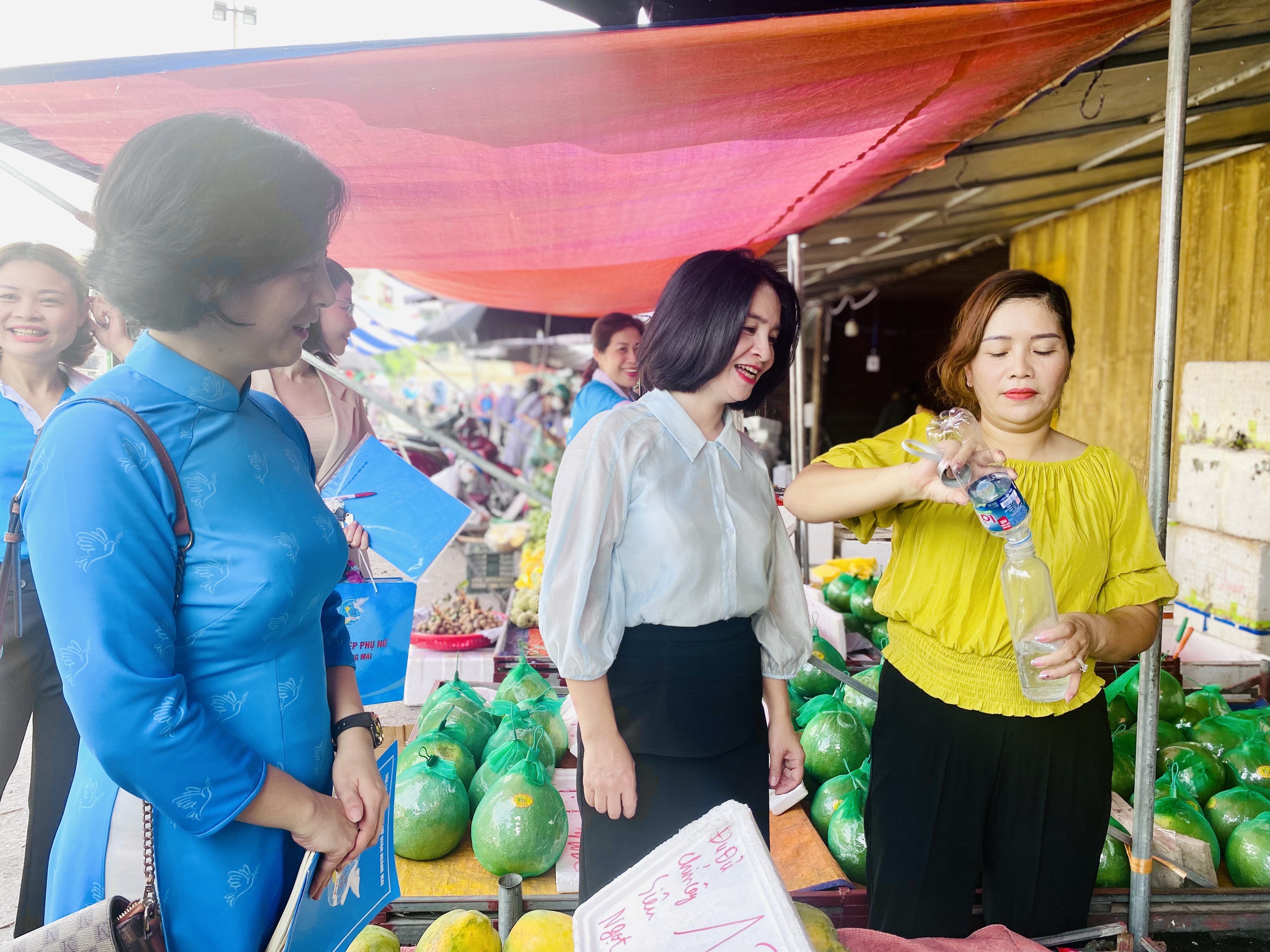 Phụ nữ Hoàng Mai đẩy mạnh bảo vệ môi trường, an toàn vệ sinh tại các chợ - ảnh 3