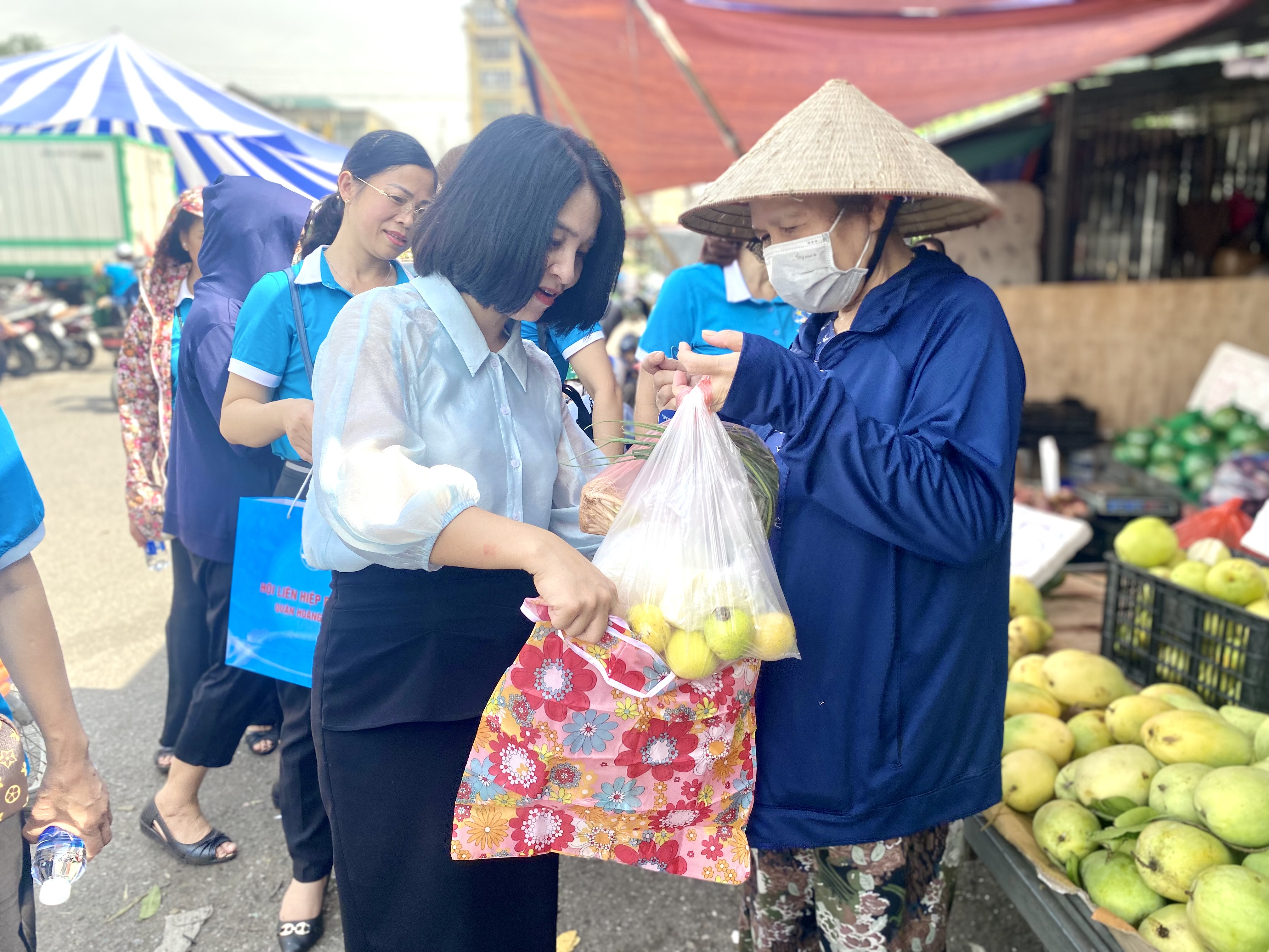 Phụ nữ Hoàng Mai đẩy mạnh bảo vệ môi trường, an toàn vệ sinh tại các chợ - ảnh 5