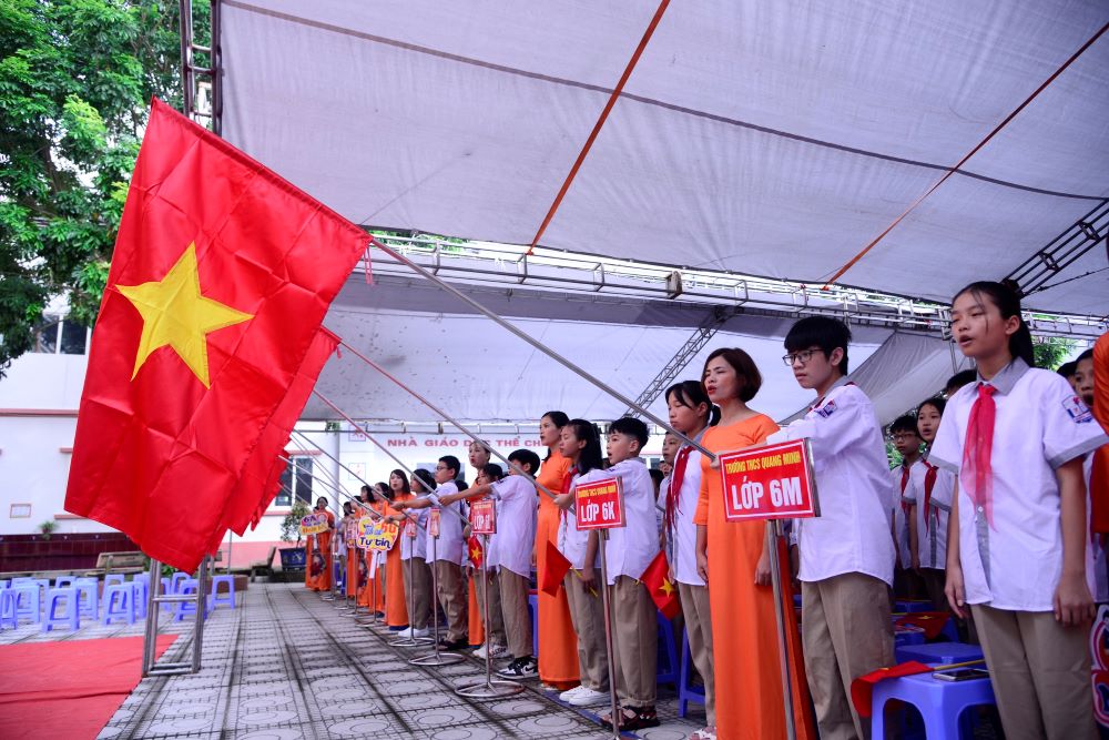 Phó Bí thư Thành ủy Hà Nội dự lễ khai giảng với thầy, trò trường THCS Quang Minh - ảnh 1