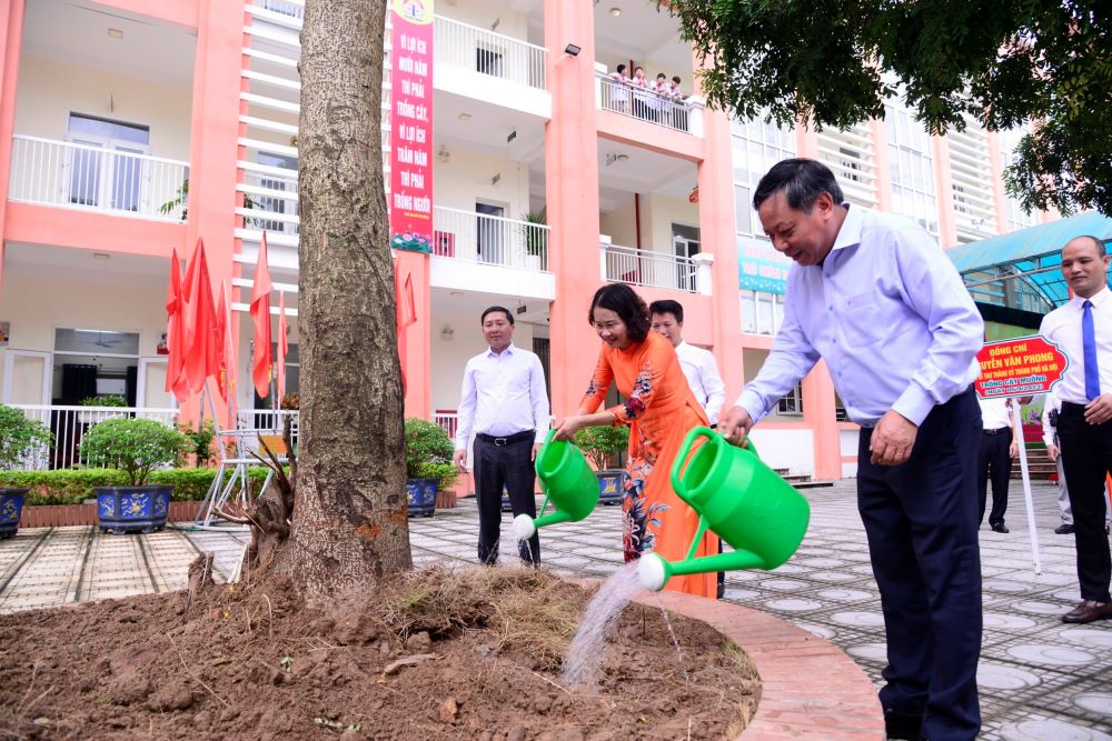 Phó Bí thư Thành ủy Hà Nội dự lễ khai giảng với thầy, trò trường THCS Quang Minh - ảnh 4