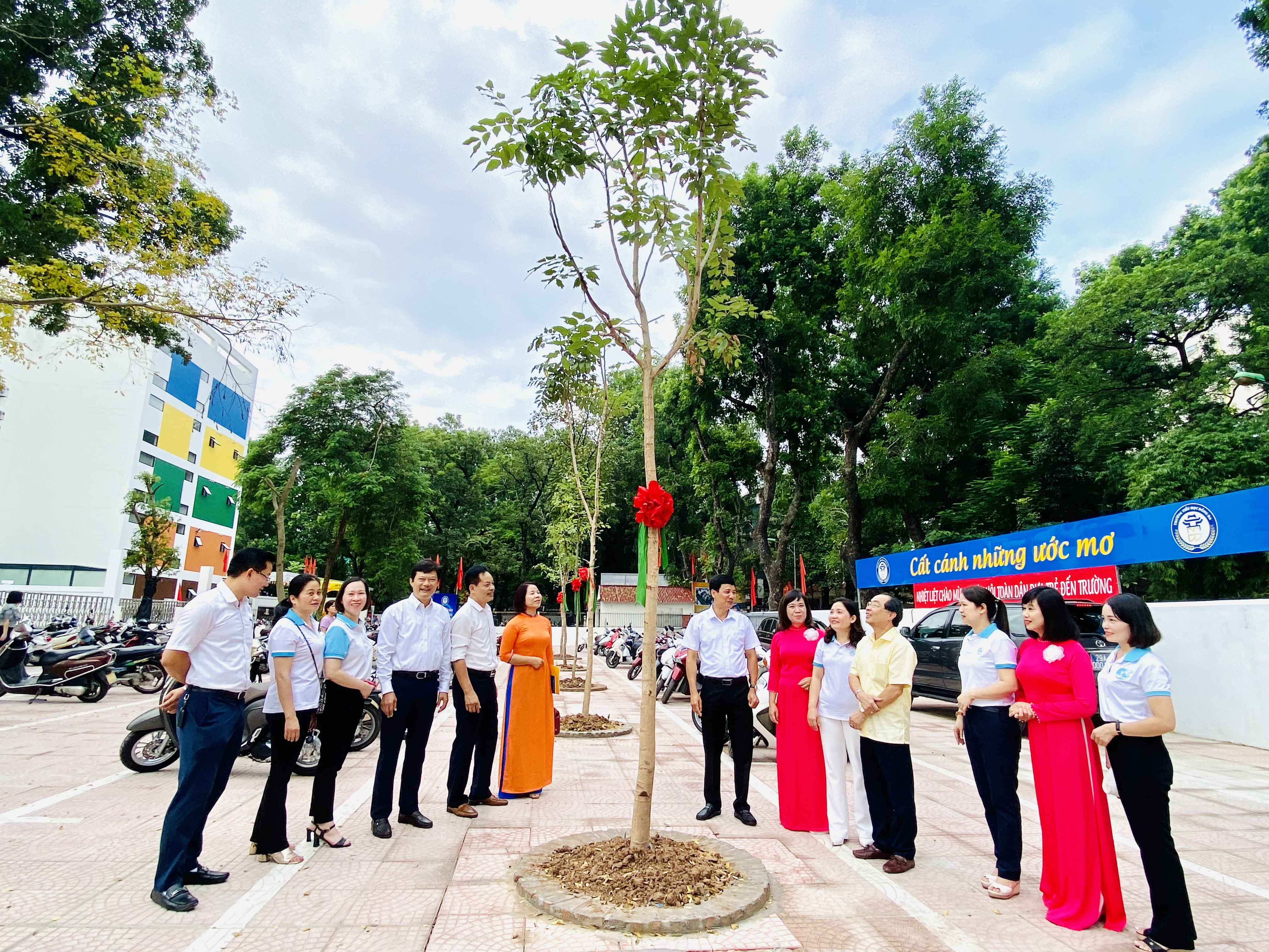 Trao tặng công trình cây xanh cho cô, trò trường Tiểu học Đống Đa - ảnh 4