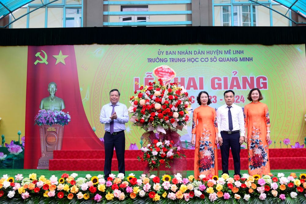 Phó Bí thư Thành ủy Hà Nội dự lễ khai giảng với thầy, trò trường THCS Quang Minh - ảnh 2