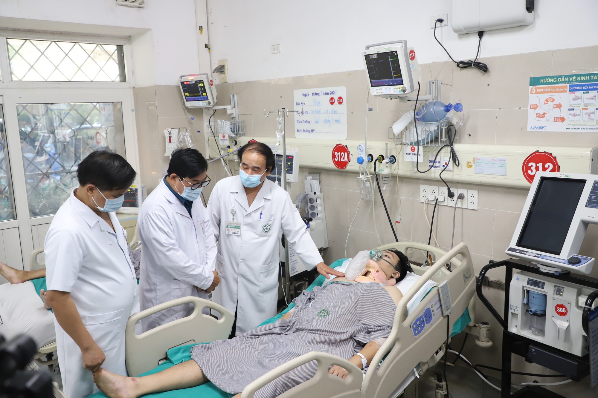 Nhiều nạn nhân trong tình trạng hoảng loạn, bác sĩ đang nỗ lực cấp cứu - ảnh 2