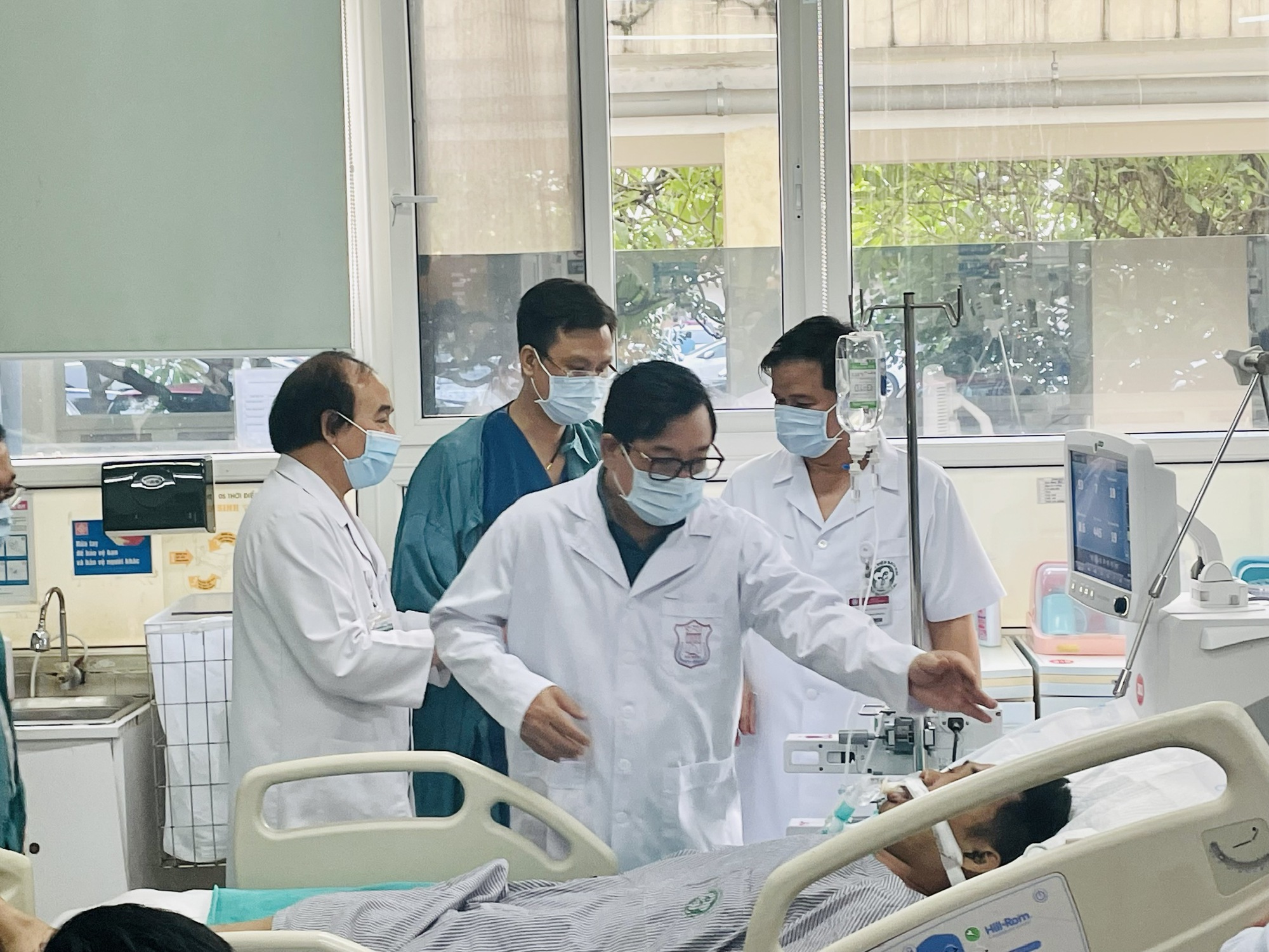Nhiều nạn nhân trong tình trạng hoảng loạn, bác sĩ đang nỗ lực cấp cứu - ảnh 3