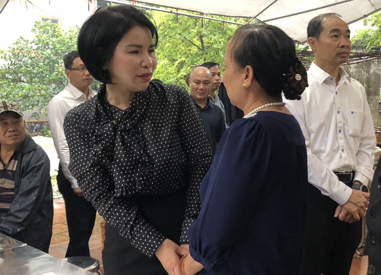 Giám đốc Sở Y tế thăm viếng, chia buồn với gia đình nạn nhân tử vong do cháy tại chung cư mini - ảnh 2