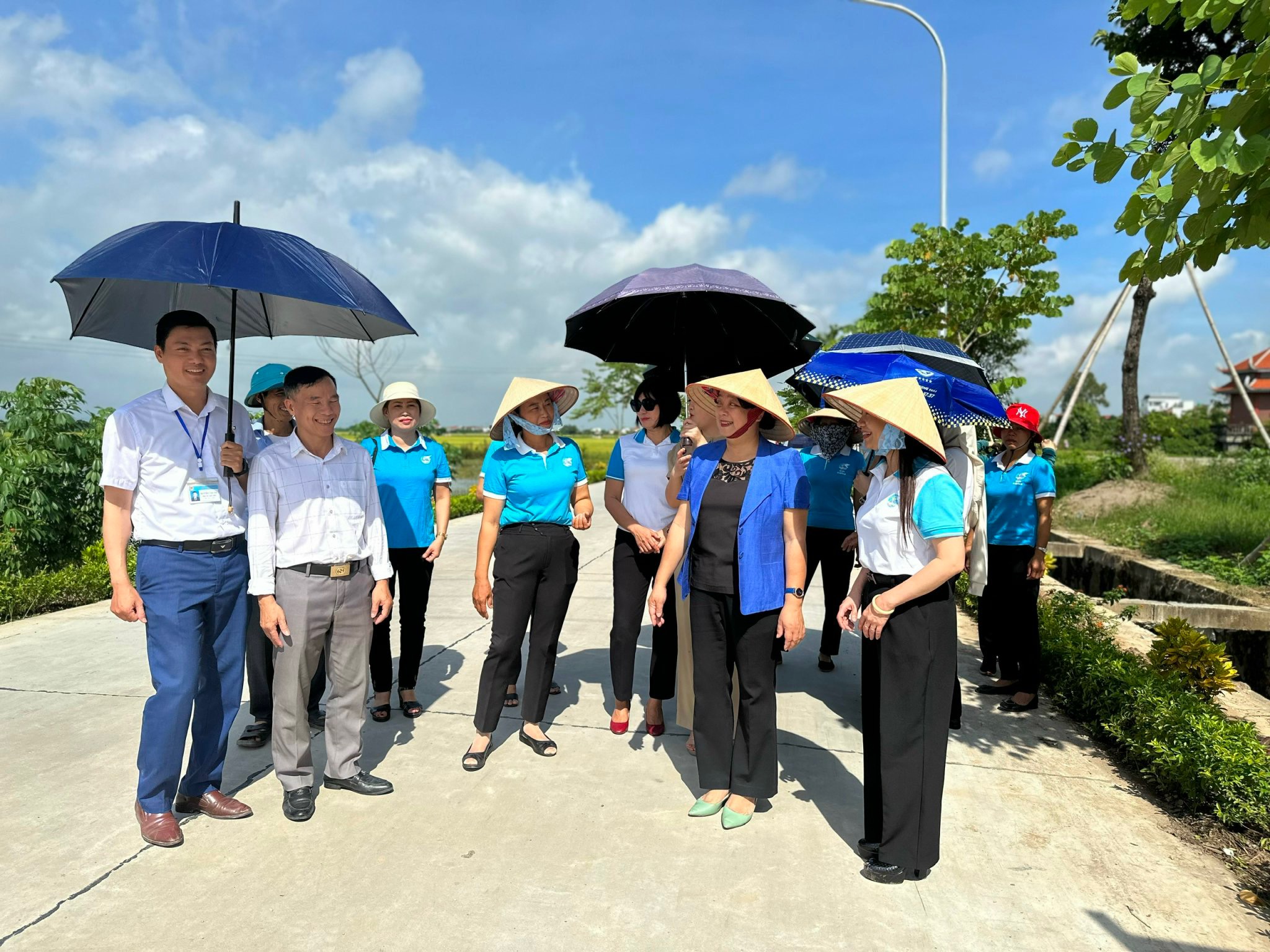Ấn tượng những đoạn đường, tuyến phố bích họa/nở hoa của phụ nữ Thủ đô - ảnh 7