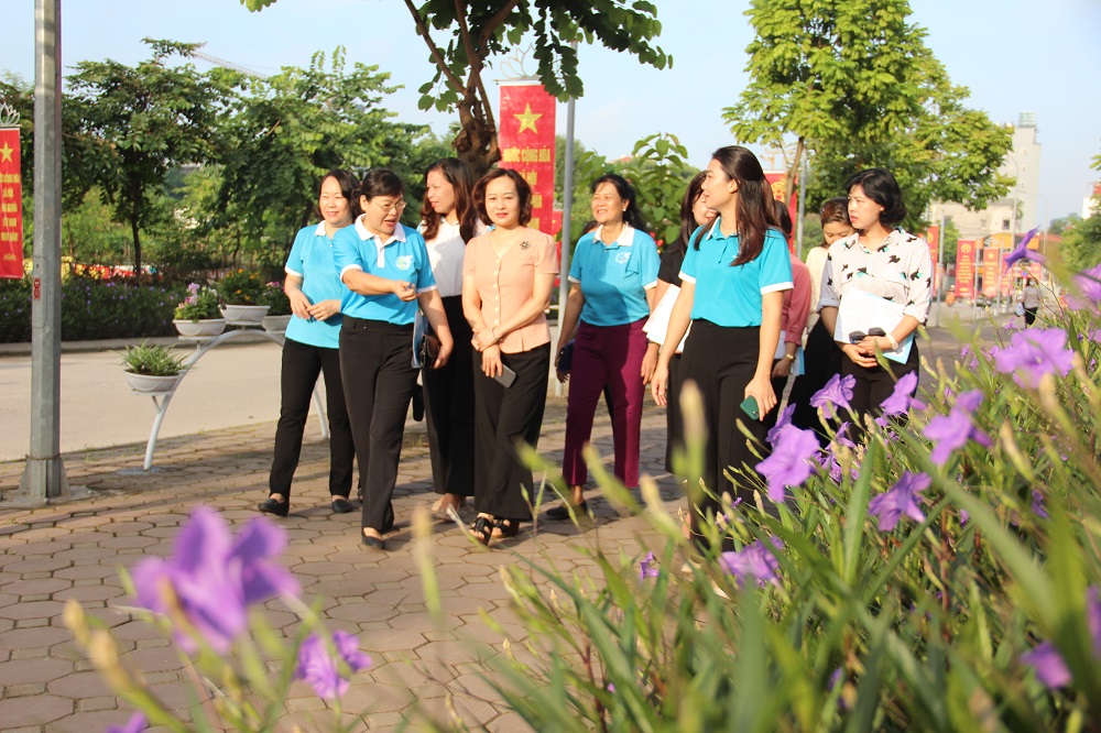 Ấn tượng những đoạn đường, tuyến phố bích họa/nở hoa của phụ nữ Thủ đô - ảnh 1