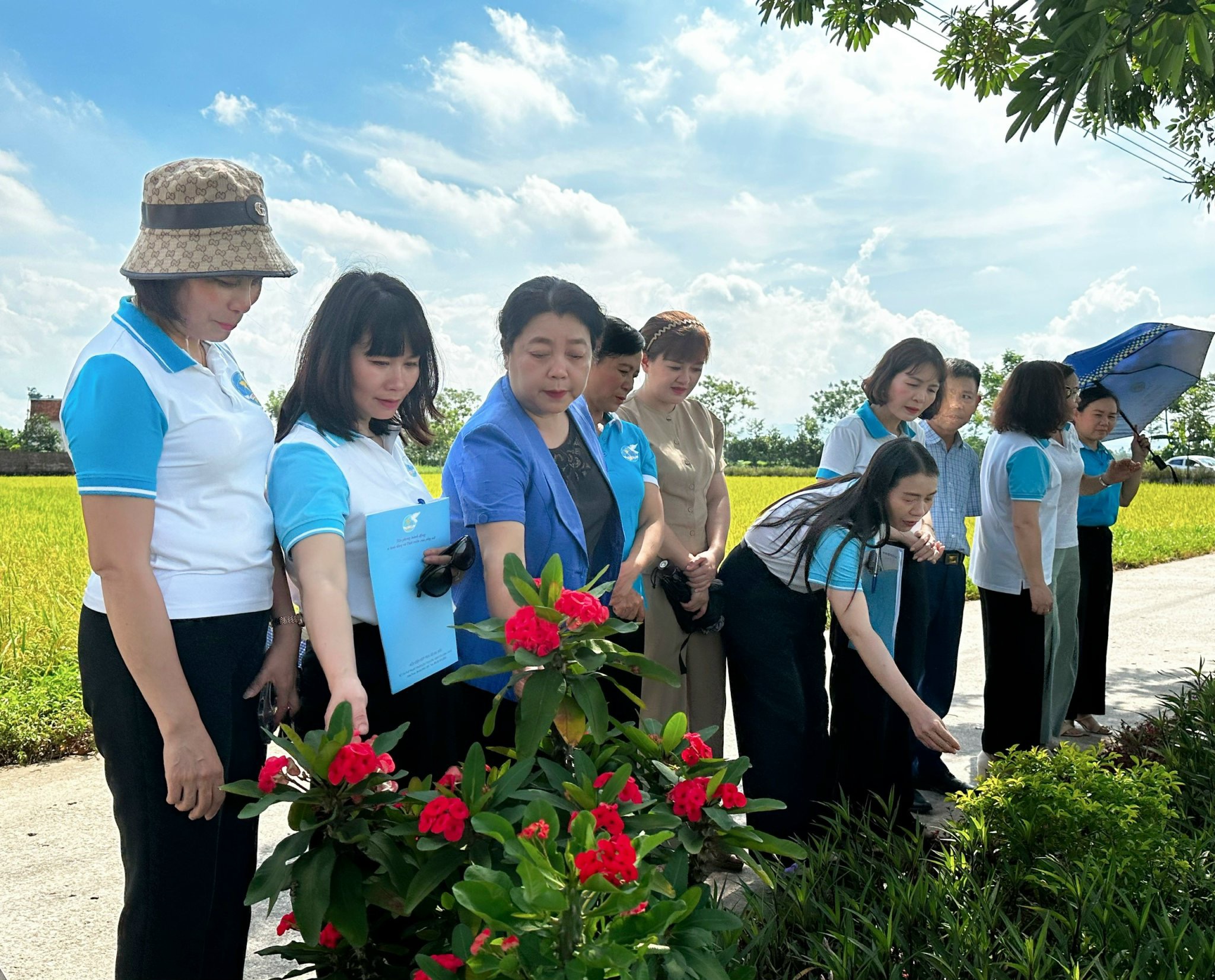 Ấn tượng những đoạn đường, tuyến phố bích họa/nở hoa của phụ nữ Thủ đô - ảnh 8