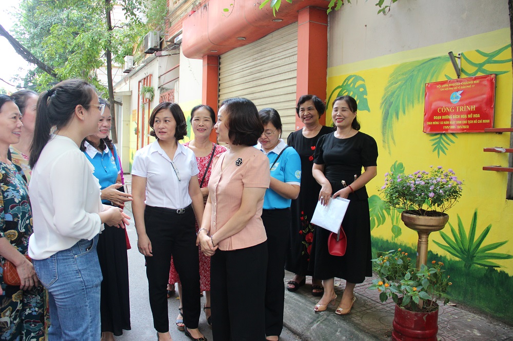 Ấn tượng những đoạn đường, tuyến phố bích họa/nở hoa của phụ nữ Thủ đô - ảnh 4