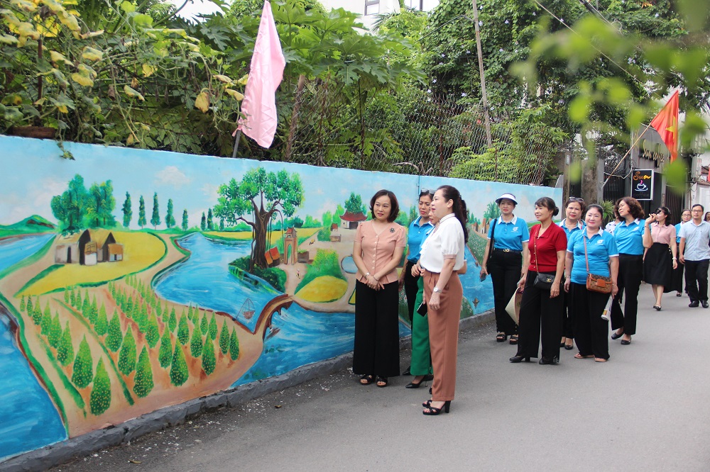 Ấn tượng những đoạn đường, tuyến phố bích họa/nở hoa của phụ nữ Thủ đô - ảnh 5