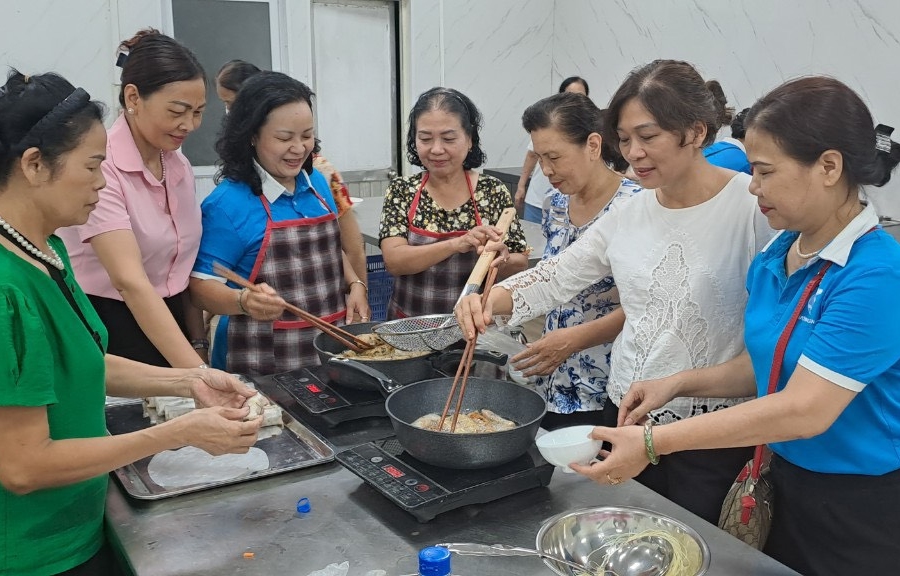 “Phụ nữ Tây Hồ khéo tay nội trợ” - ảnh 2