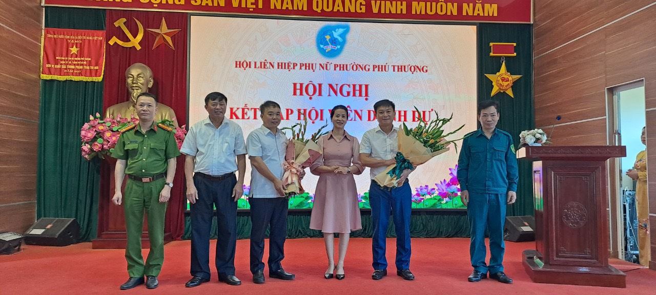 Hội LHPN phường Phú Thượng tổ chức kết nạp hội viên danh dự - ảnh 1