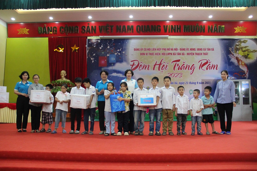 Đảng ủy cơ quan Hội LHPN Hà Nội: Tổ chức “Đêm hội trăng Rằm” cho các cháu thiếu nhi - ảnh 7