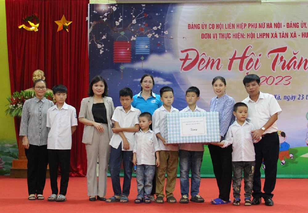 Đảng ủy cơ quan Hội LHPN Hà Nội: Tổ chức “Đêm hội trăng Rằm” cho các cháu thiếu nhi - ảnh 11