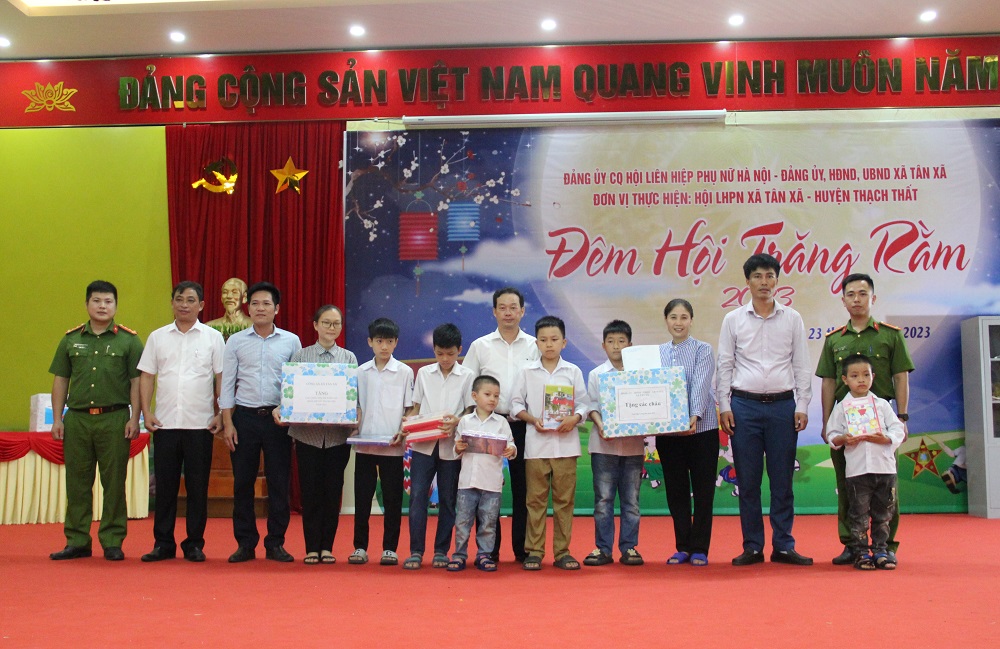 Đảng ủy cơ quan Hội LHPN Hà Nội: Tổ chức “Đêm hội trăng Rằm” cho các cháu thiếu nhi - ảnh 12