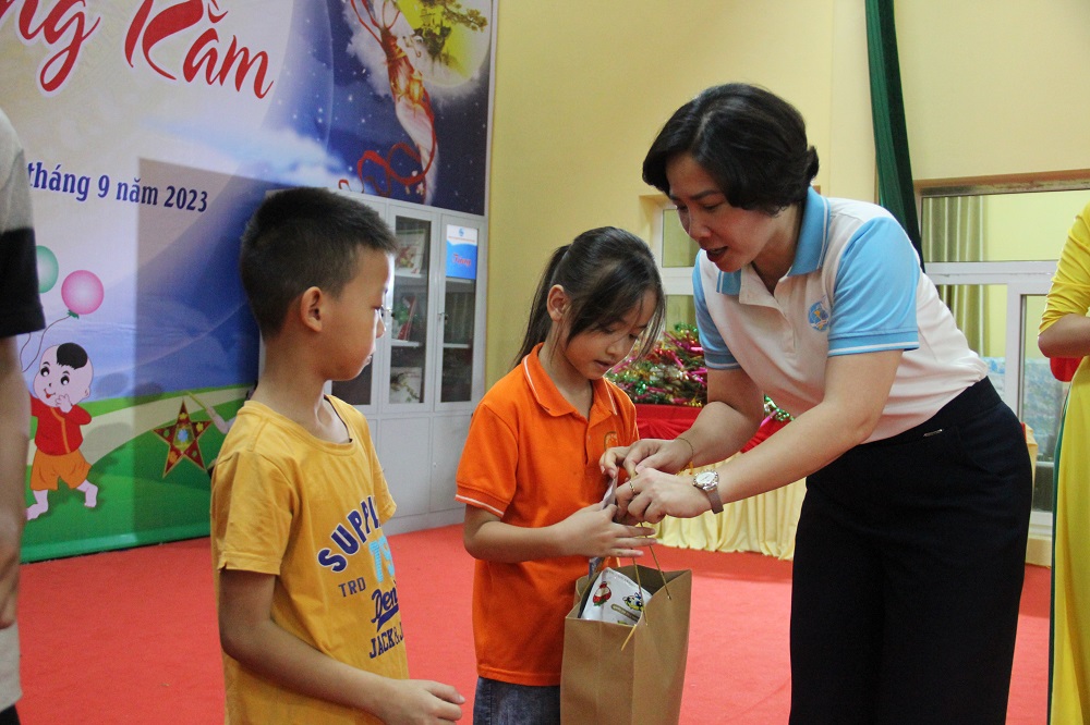 Đảng ủy cơ quan Hội LHPN Hà Nội: Tổ chức “Đêm hội trăng Rằm” cho các cháu thiếu nhi - ảnh 6