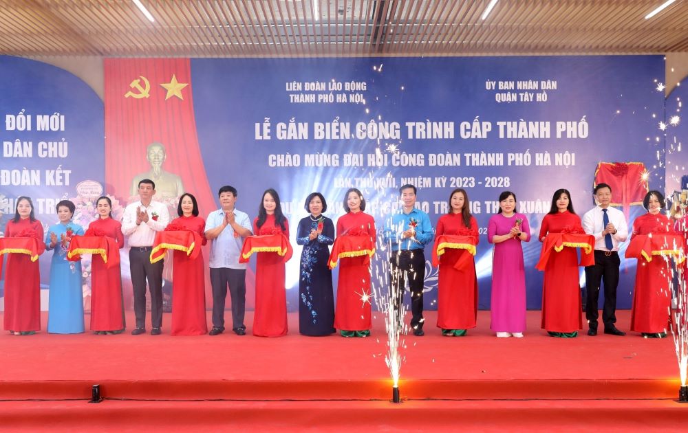 Quận Tây Hồ: Gắn biển công trình chào mừng Đại hội Công đoàn thành phố lần thứ XVII - ảnh 4