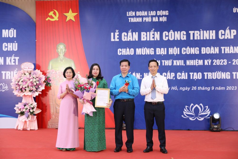 Quận Tây Hồ: Gắn biển công trình chào mừng Đại hội Công đoàn thành phố lần thứ XVII - ảnh 3