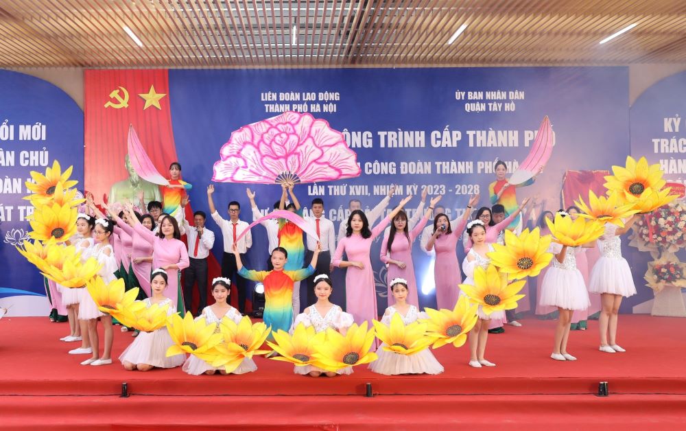 Quận Tây Hồ: Gắn biển công trình chào mừng Đại hội Công đoàn thành phố lần thứ XVII - ảnh 2