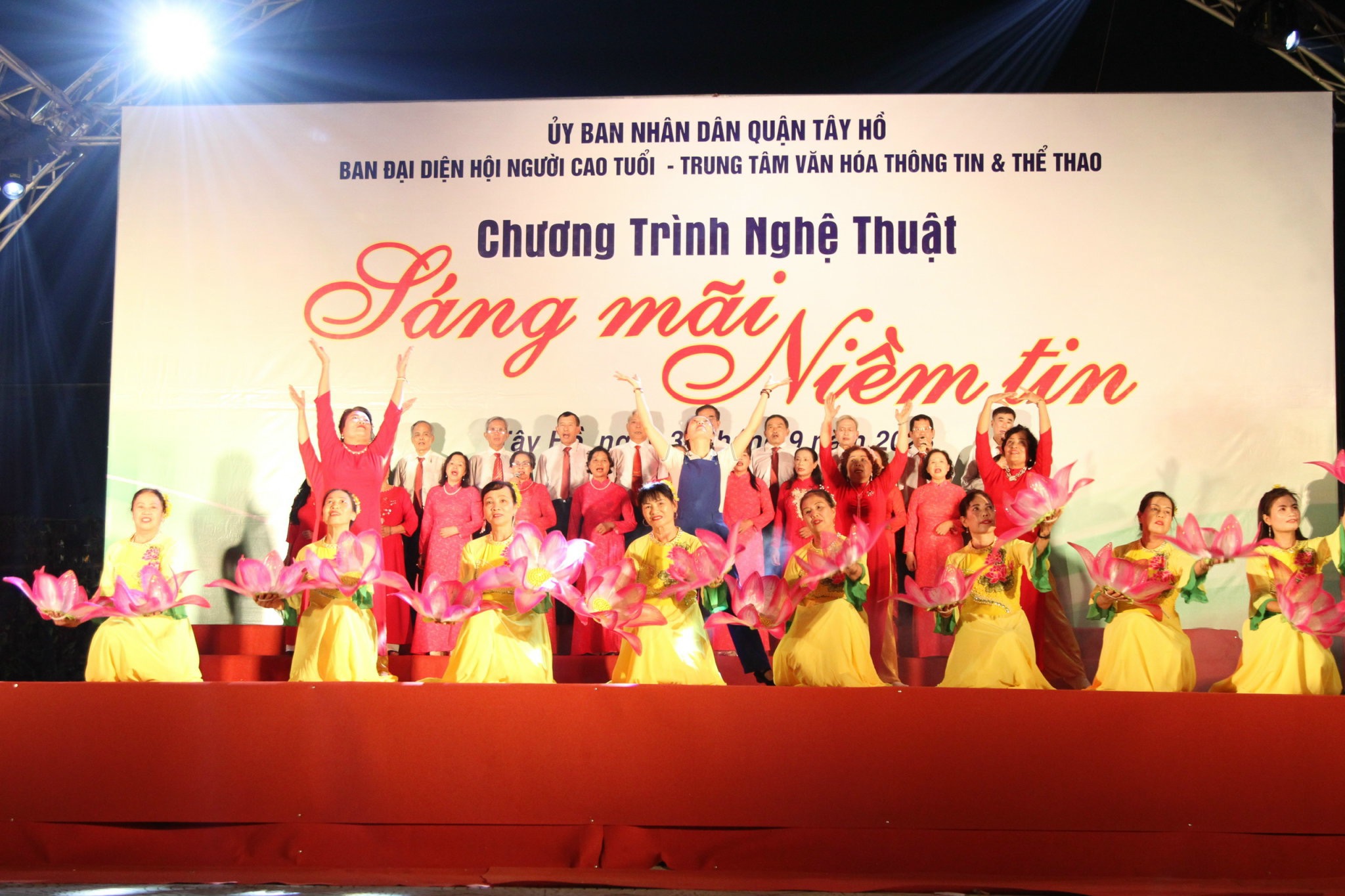 Lắng đọng chương trình nghệ thuật “Sáng mãi niềm tin” - ảnh 3