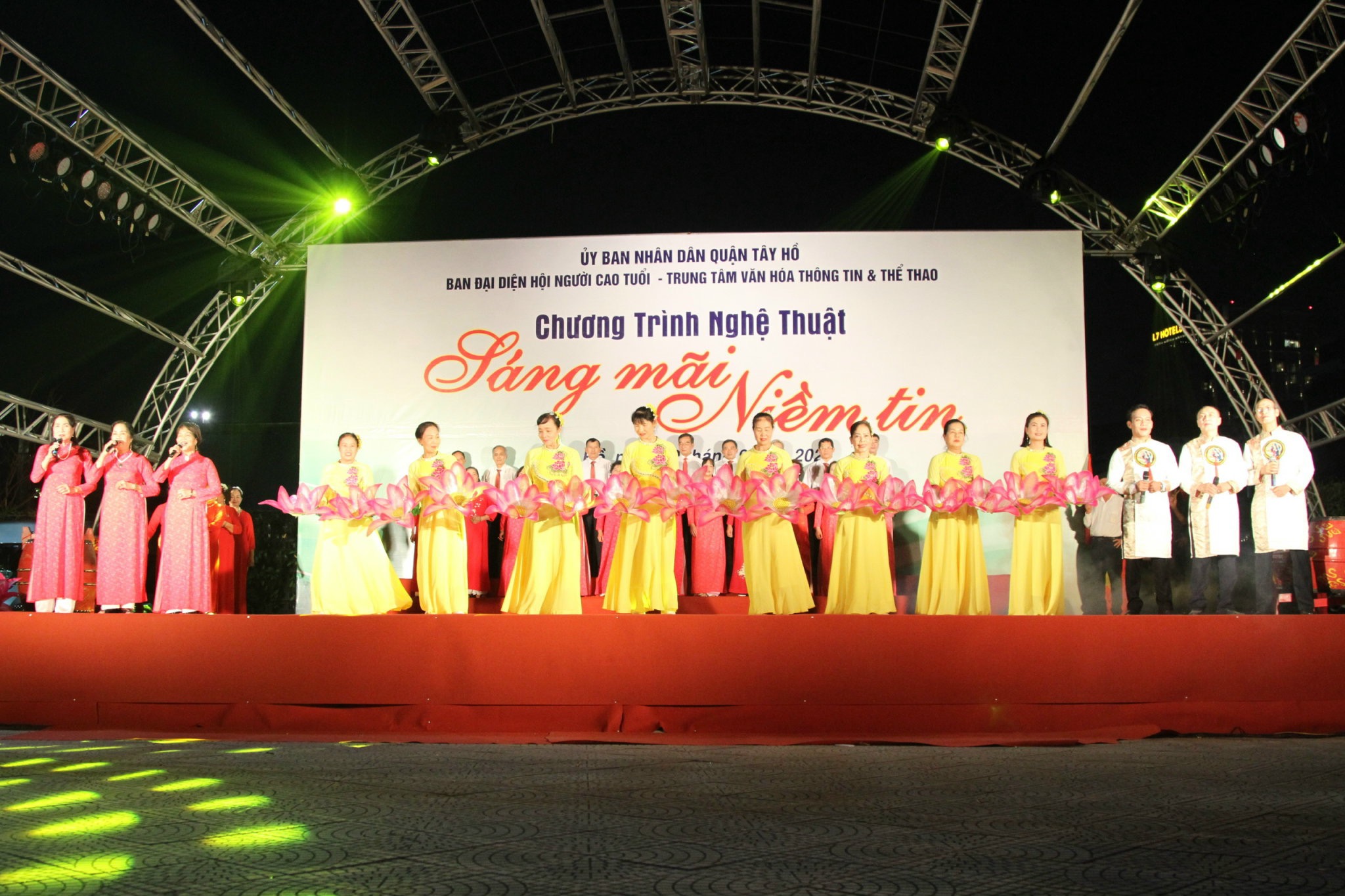 Lắng đọng chương trình nghệ thuật “Sáng mãi niềm tin” - ảnh 4