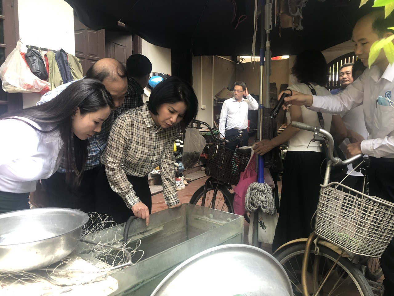 Sở Y tế yêu cầu quận Tây Hồ quyết liệt triển khai biện pháp phòng sốt xuất huyết - ảnh 2