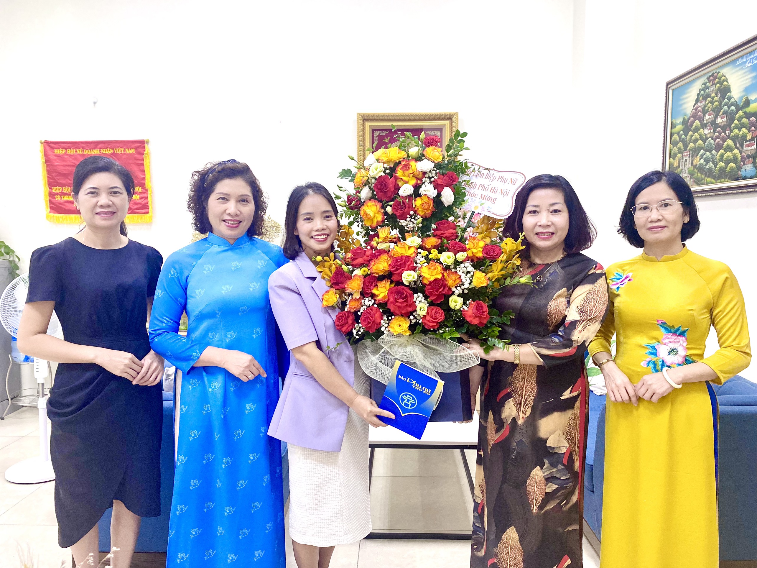 Chúc mừng Hiệp hội nữ doanh nhân Hà Nội nhân ngày Doanh nhân Việt Nam - ảnh 1