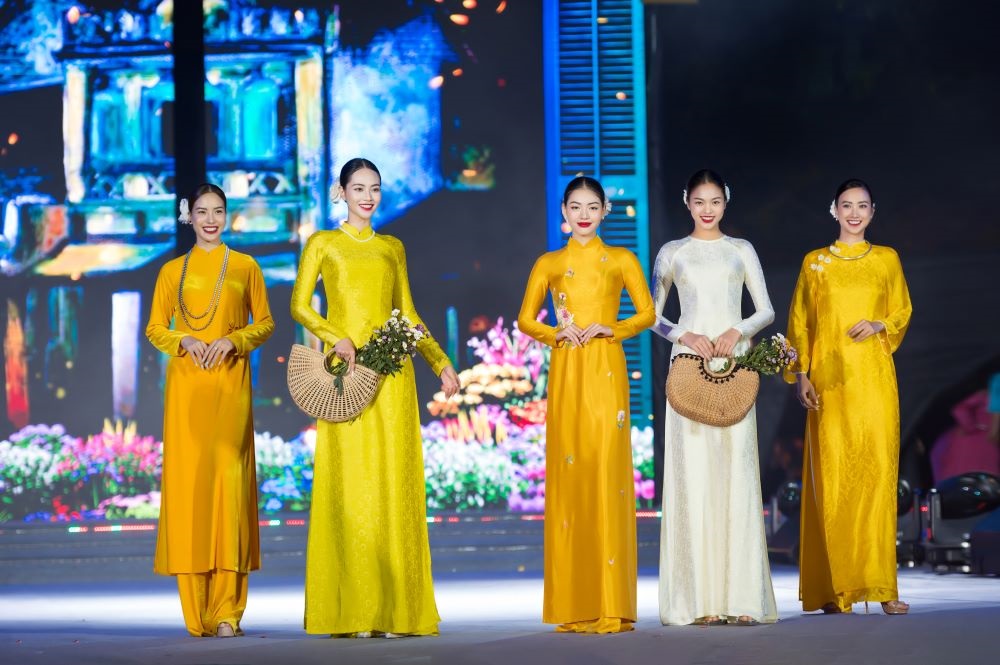 Hồng Diễm đẹp xuất thần với áo dài trên sân khấu thời trang - ảnh 4