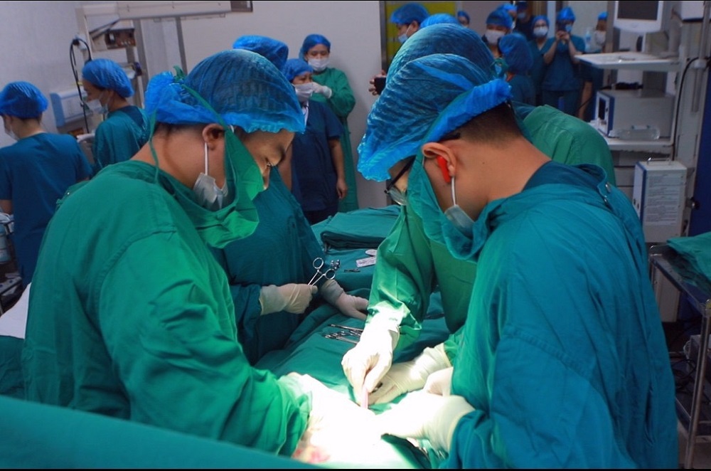 Kịp thời phẫu thuật, đặt máy tạo nhịp tim ngay tại phòng sinh cho em bé bị tim bẩm sinh - ảnh 4