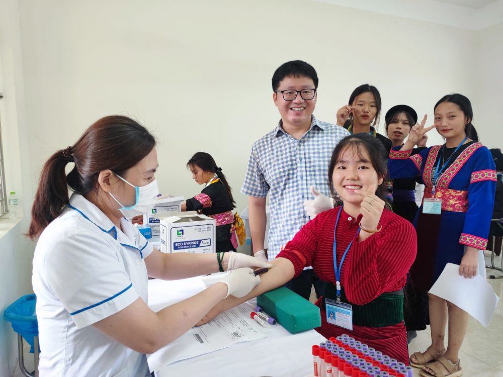 Xét nghiệm sàng lọc tan máu bẩm sinh cho 1.300 học sinh dân tộc của Hà Giang - ảnh 4