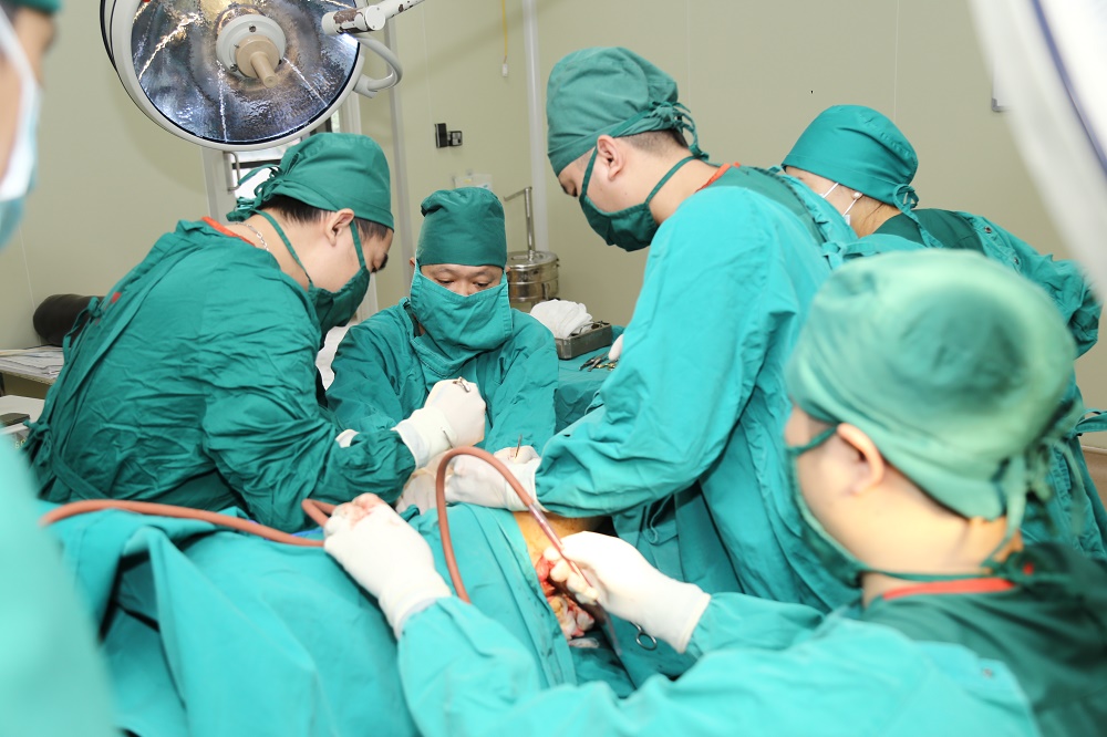 Cấp cứu thành công nam bệnh nhân bị thanh sắt đâm xuyên người - ảnh 1