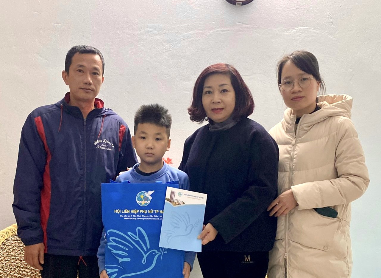 Hội LHPN Hà Nội trao kinh phí “đỡ đầu” cho các cháu là nạn nhân trong vụ cháy ở Thanh Xuân - ảnh 1