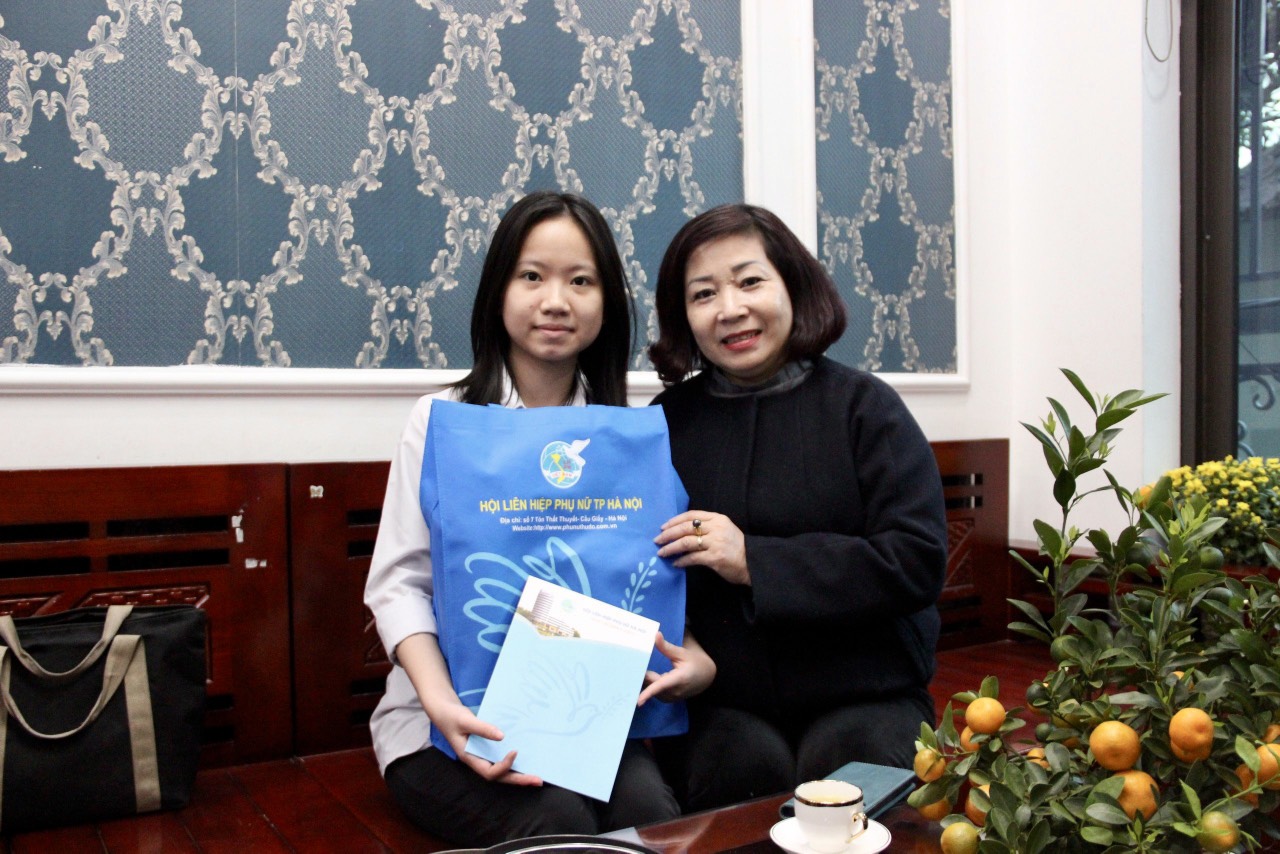 Hội LHPN Hà Nội trao kinh phí “đỡ đầu” cho các cháu là nạn nhân trong vụ cháy ở Thanh Xuân - ảnh 2