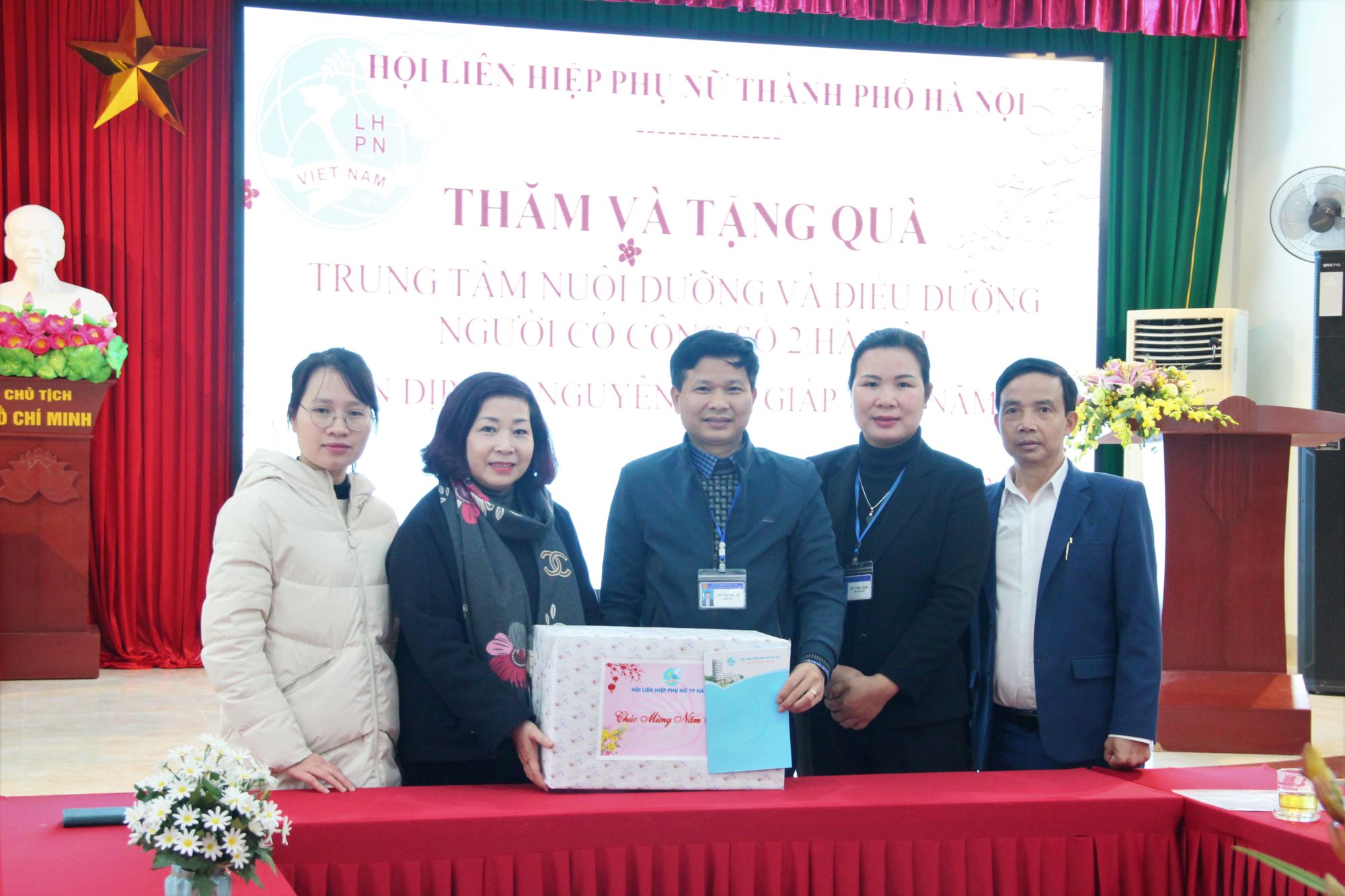 Hội LHPN Hà Nội thăm hỏi, tặng quà Tết tri ân người có công nhân dịp Tết Giáp Thìn 2024 - ảnh 3